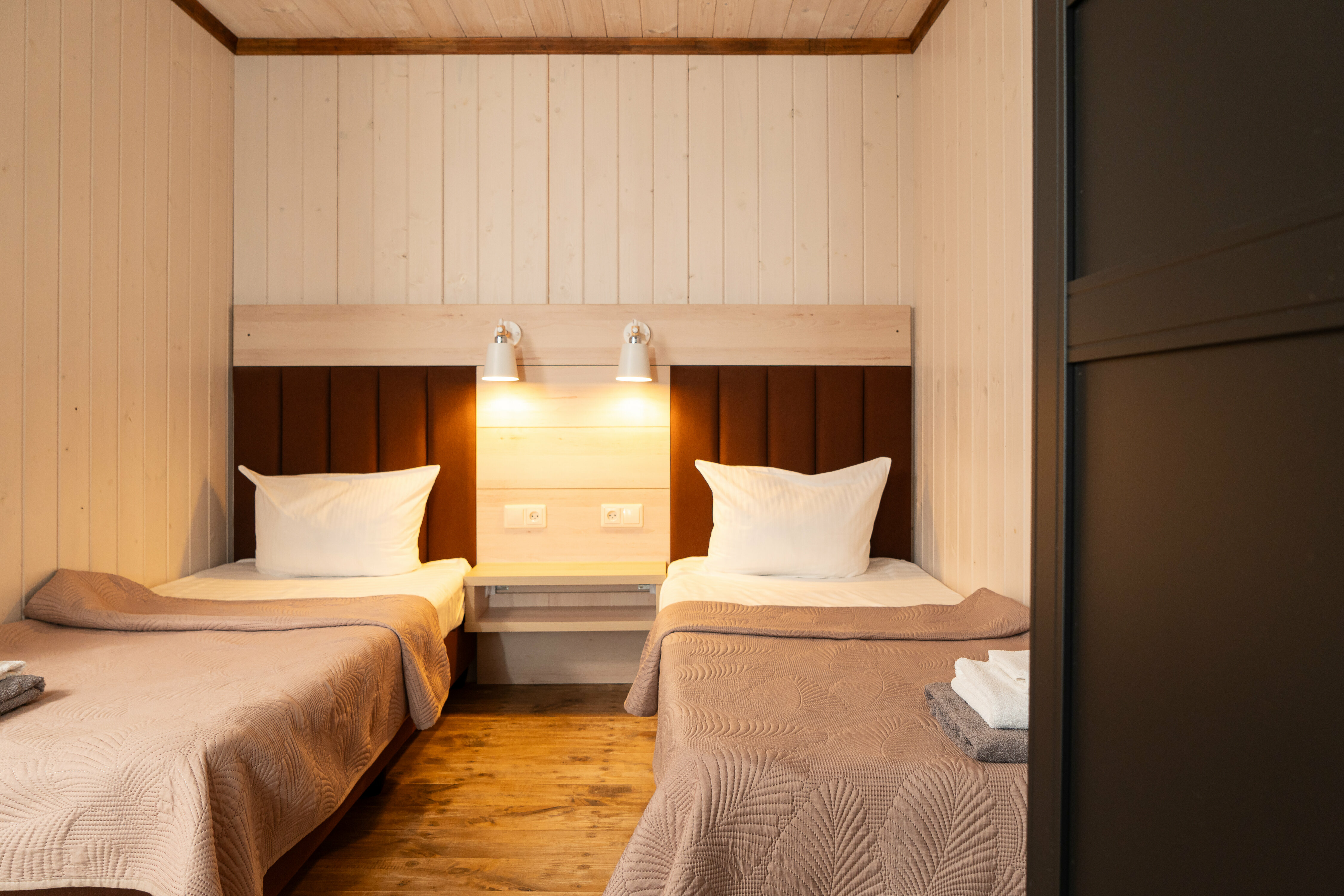 Четырехместный номер с двуспальной кроватью, двумя односпальными и террасой