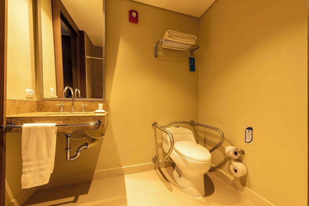 Room, 2 Twin Beds, City View (Roll-In Shower)