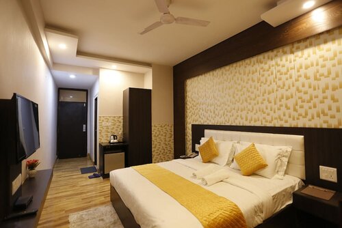 King Room with Balcony Market view в Paradise Ganga - A River Side Hotel