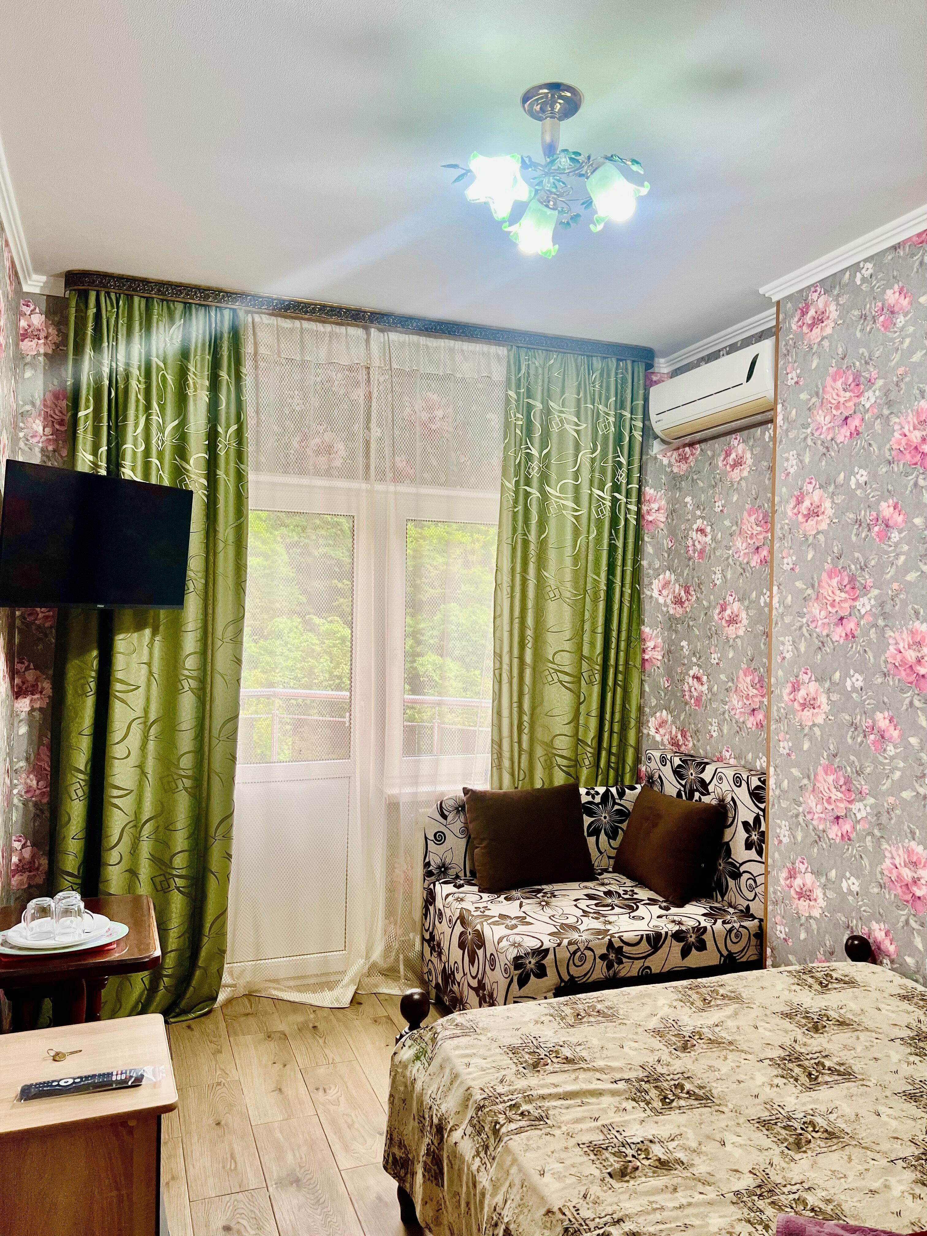 Двухместный номер с двуспальной кроватью и дополнительной кроватью