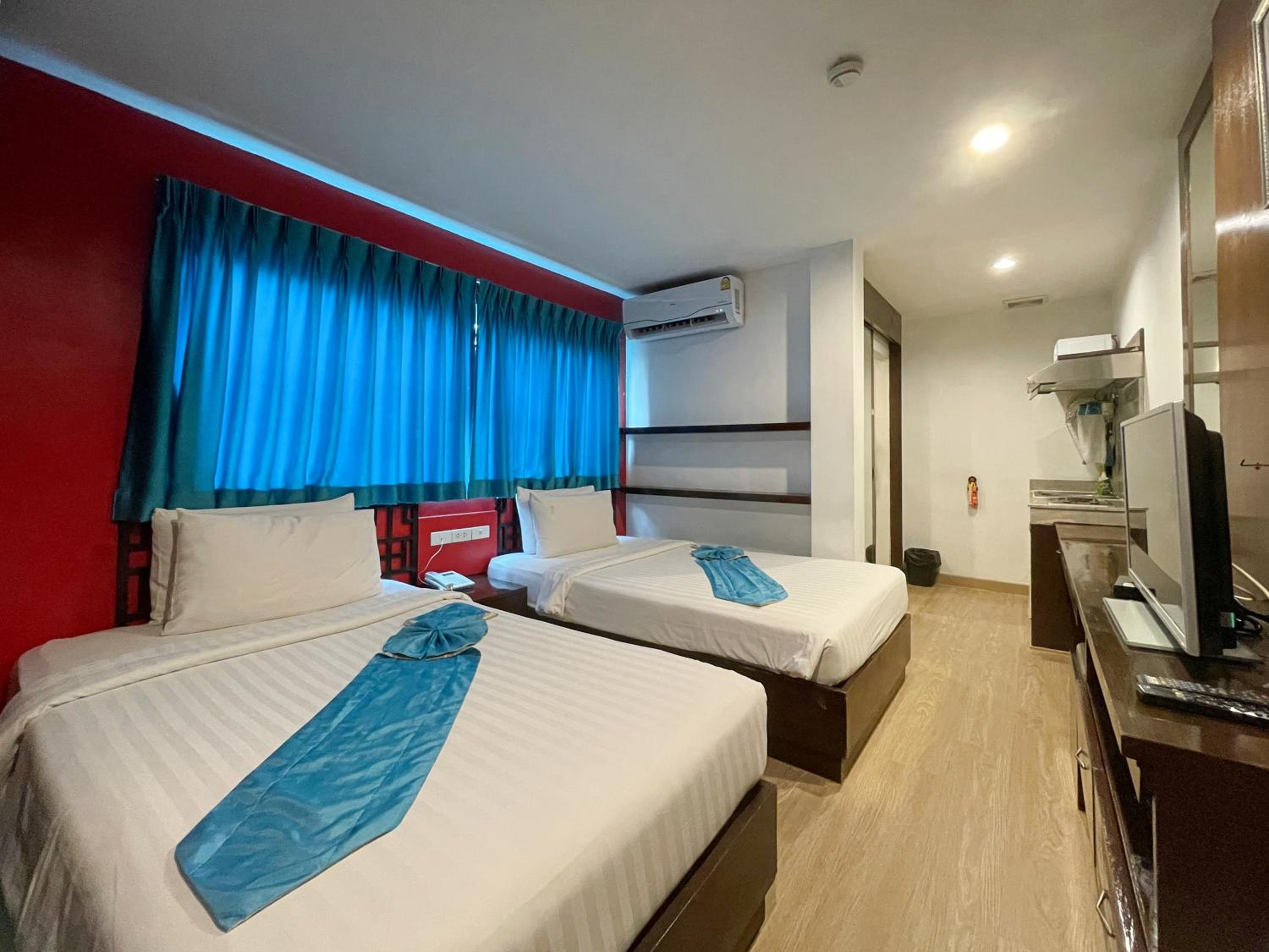 Deluxe Twin Room with Window