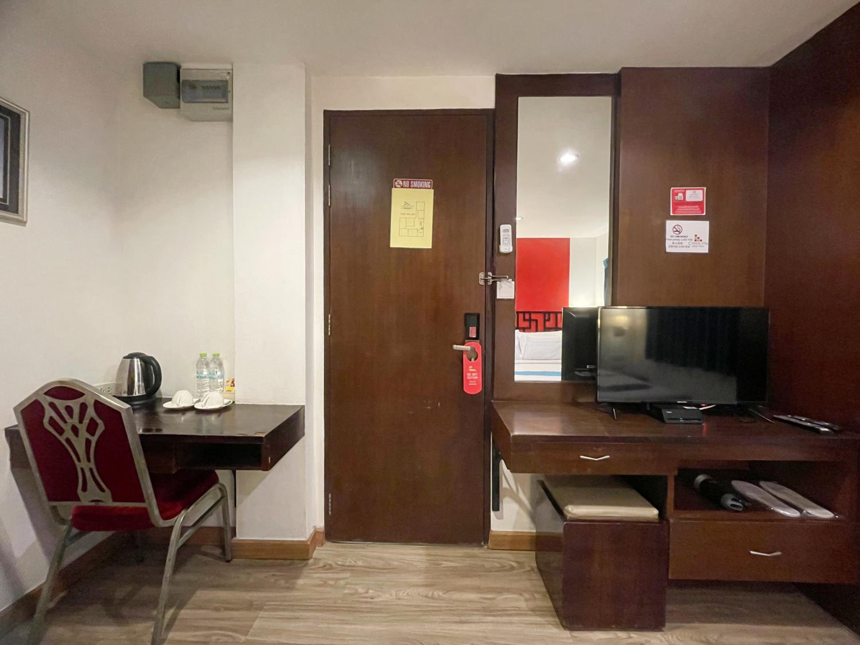 Deluxe Queen with Window