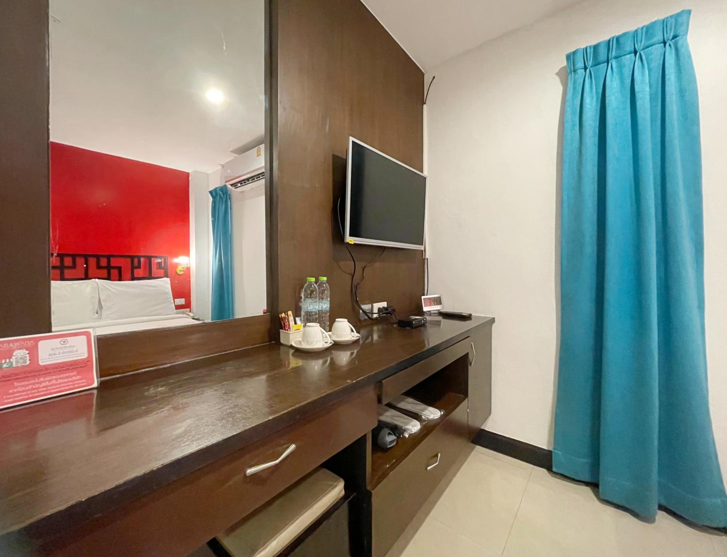 Deluxe Queen (no window)