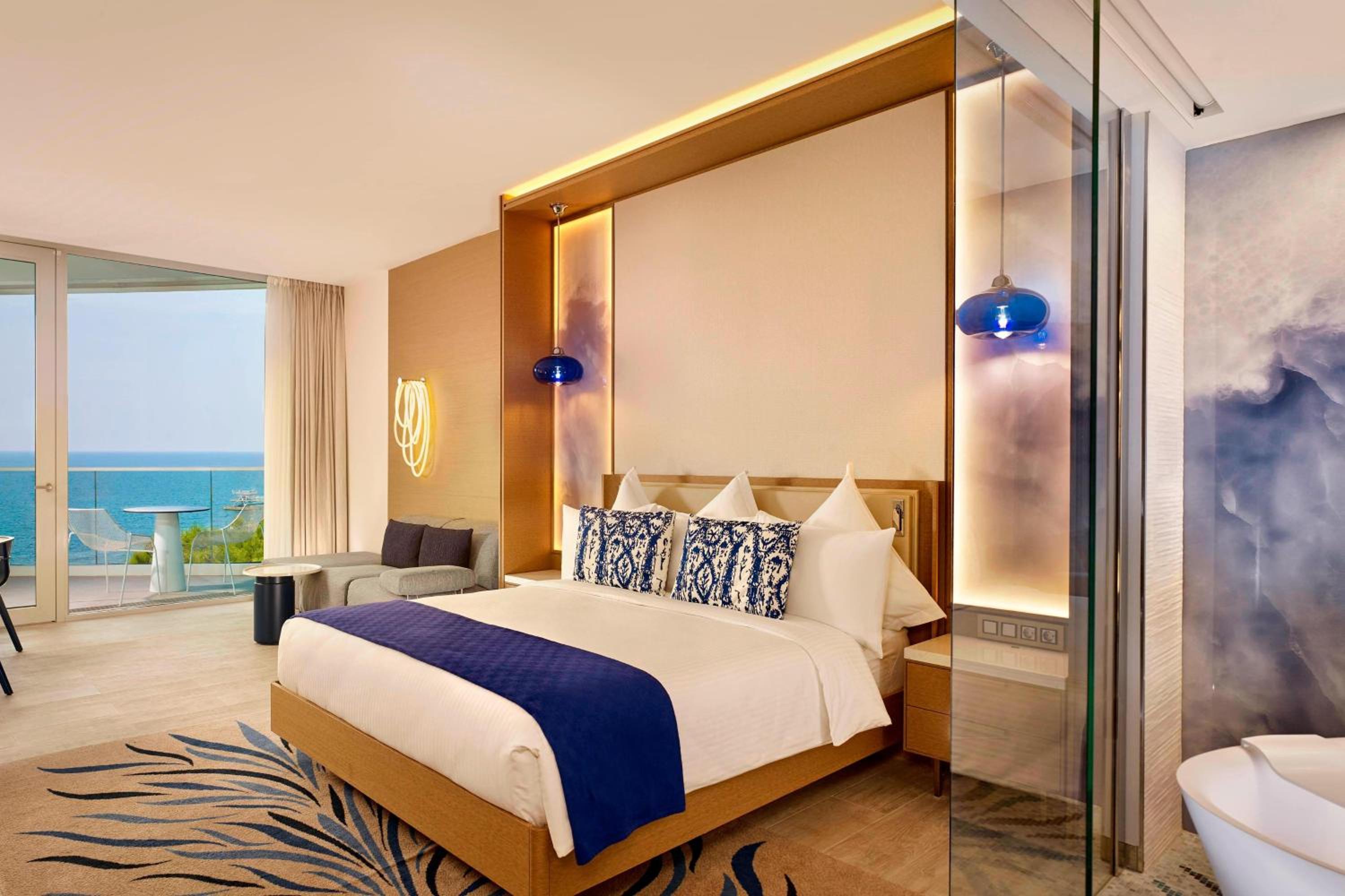 Deluxe Room, Guest room, 1 King, Partial sea view, Balcony