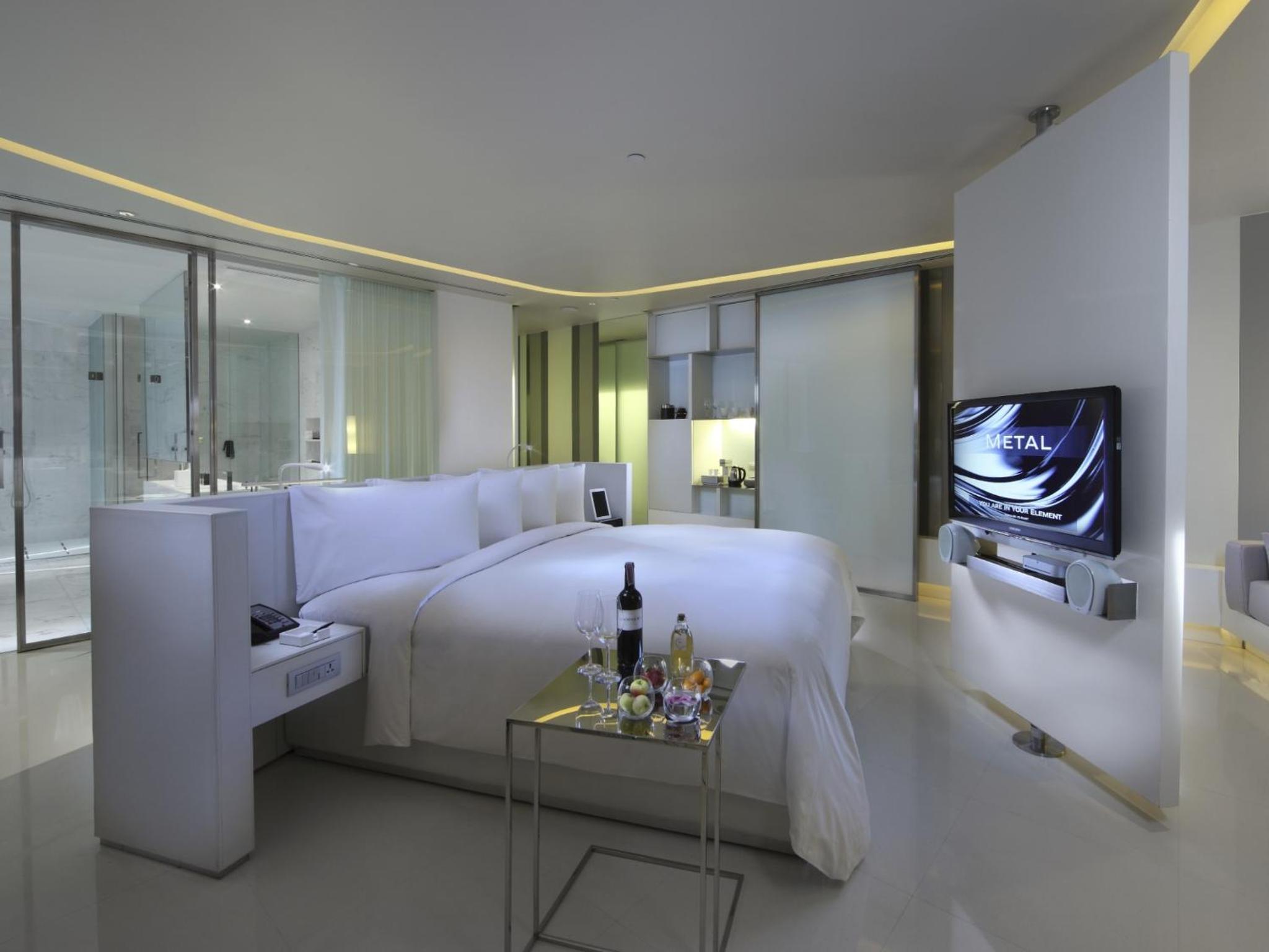 SO King Studio Room with Skyline City View and Club Signature Benefits