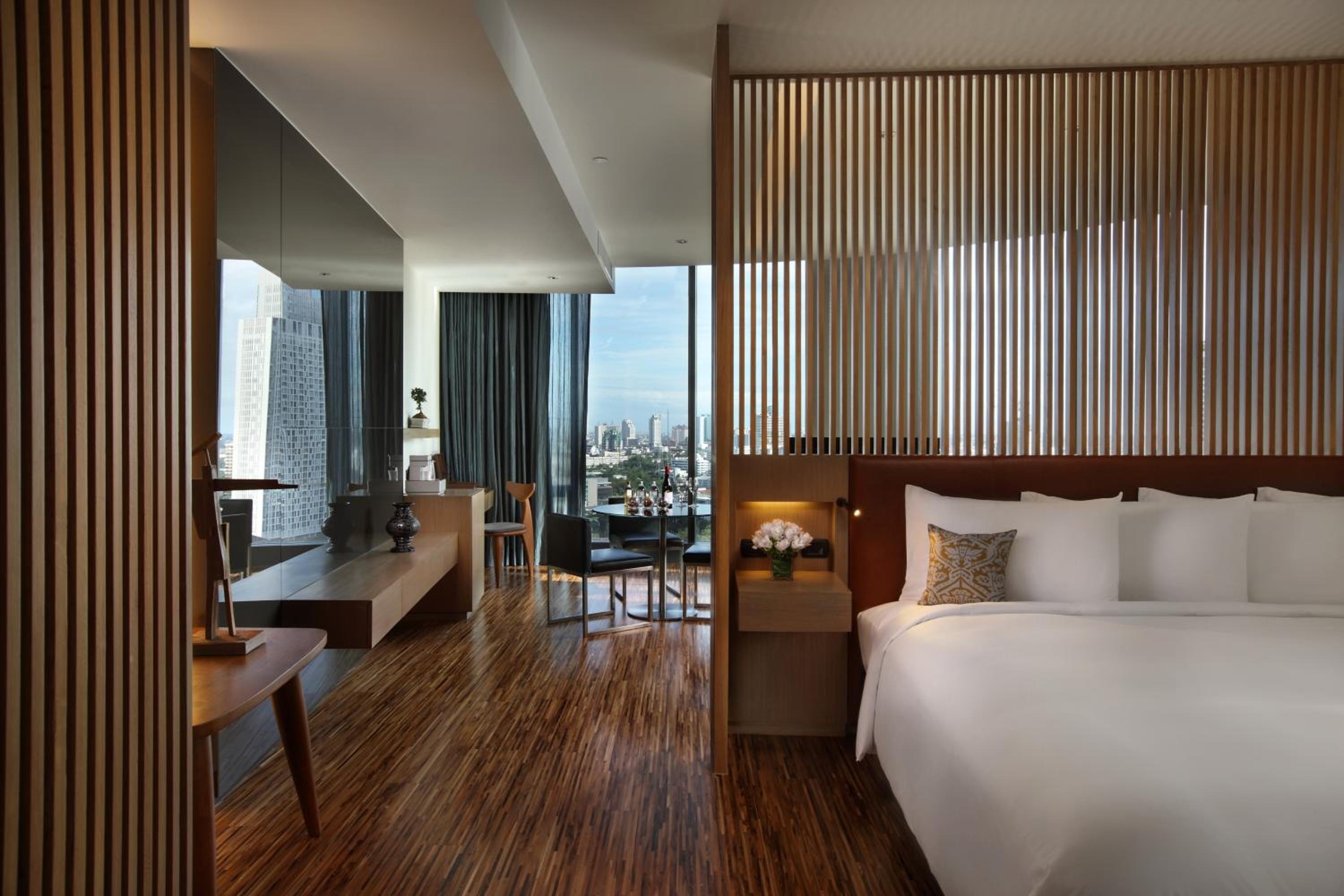 SO King Studio Room with Skyline City View and Club Signature Benefits