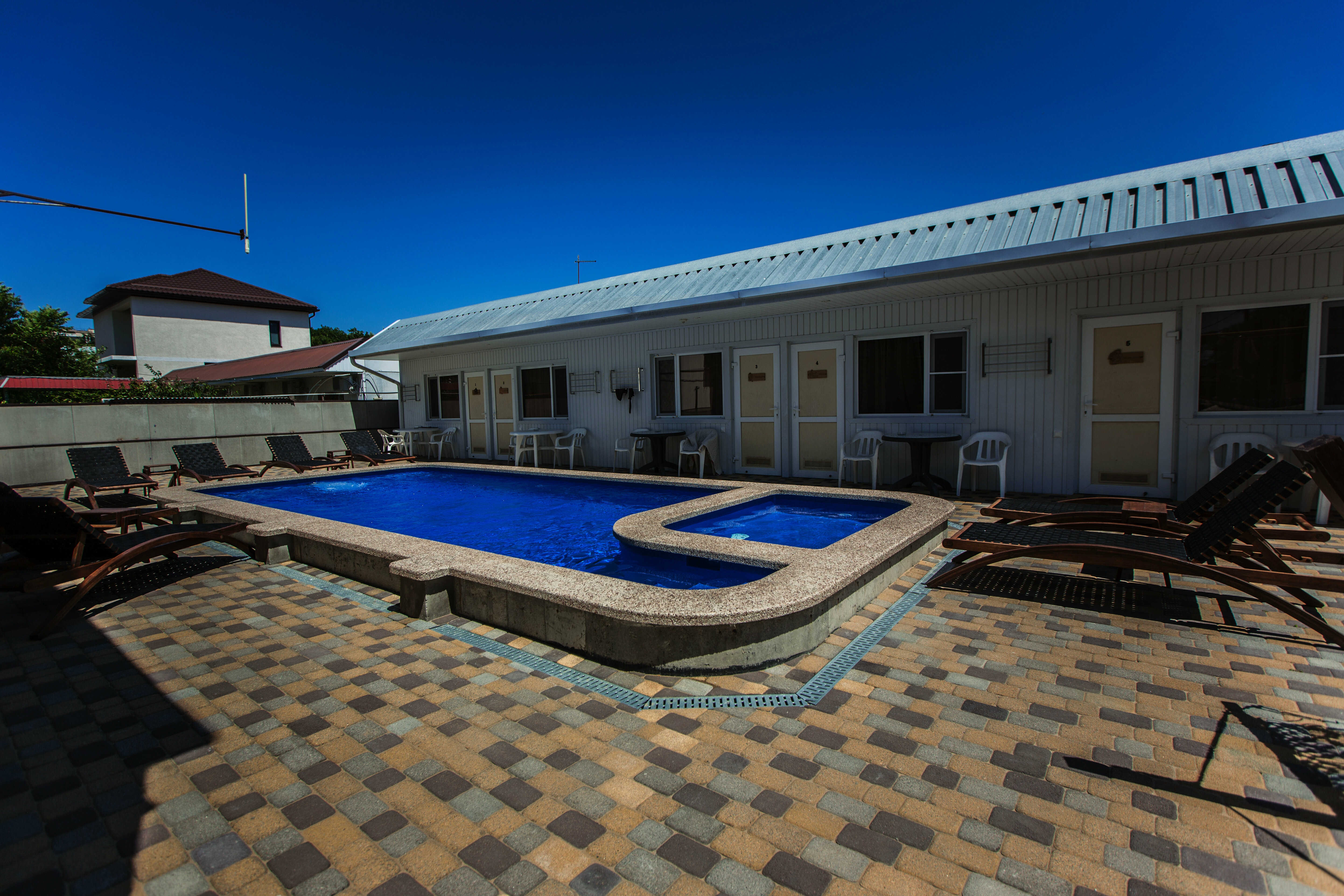 Трехместный номер с видом на бассейн