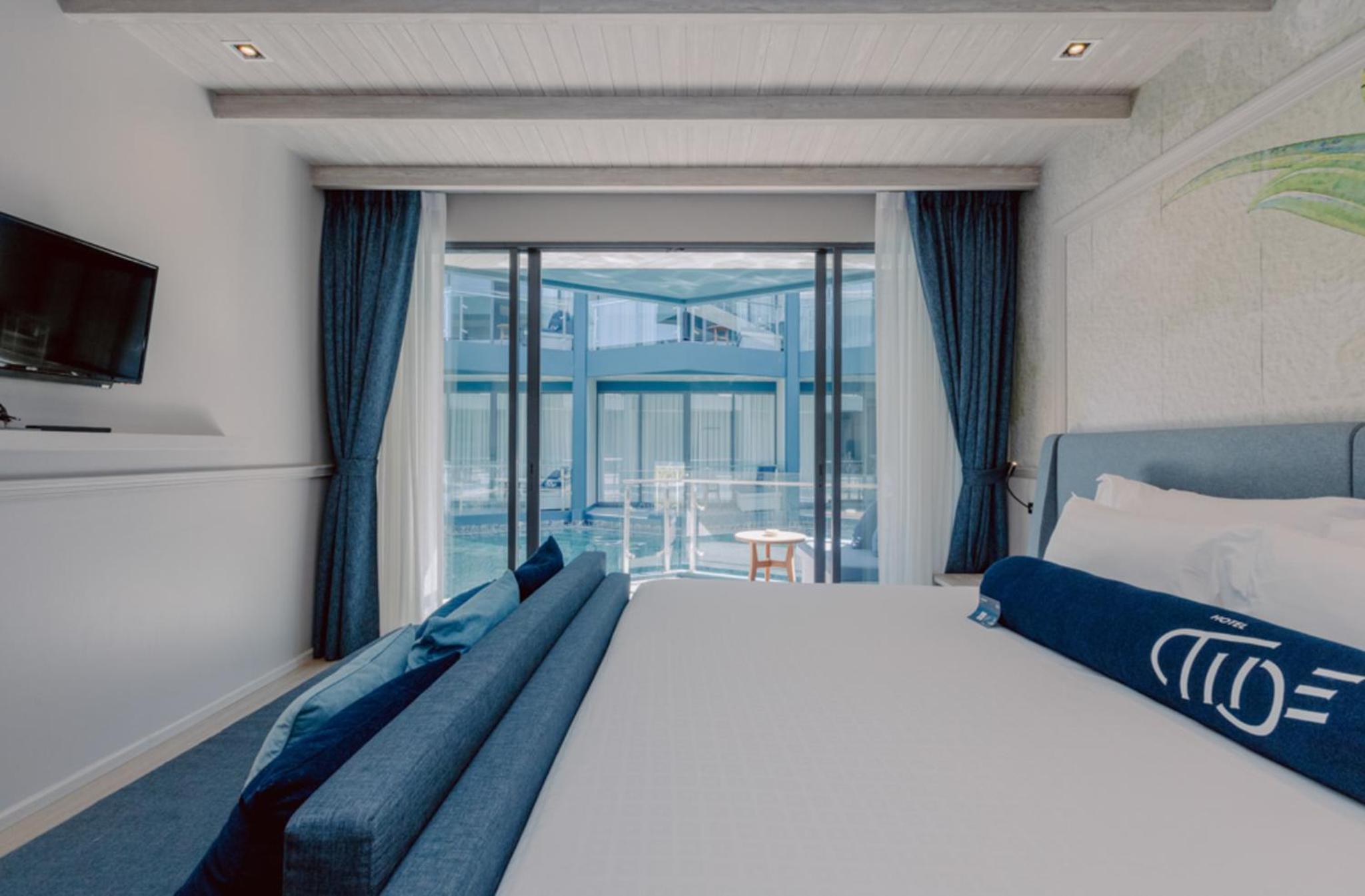 Deluxe Pool Access Room