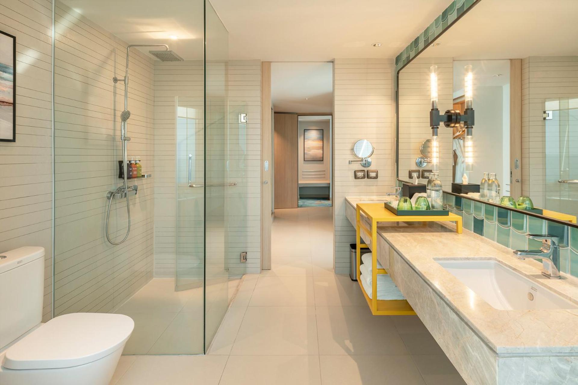 Two-Bedroom Family Suite With One King And Two Single Beds - Bay Tower