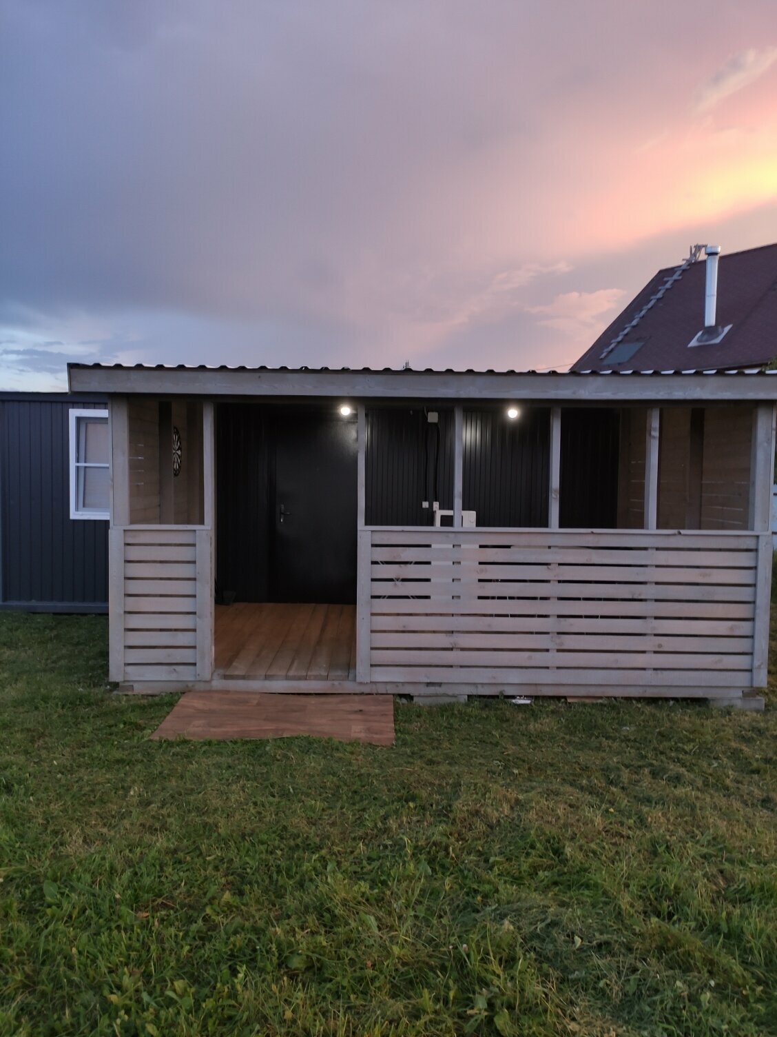 Домик с террасой на озере Ильмень!