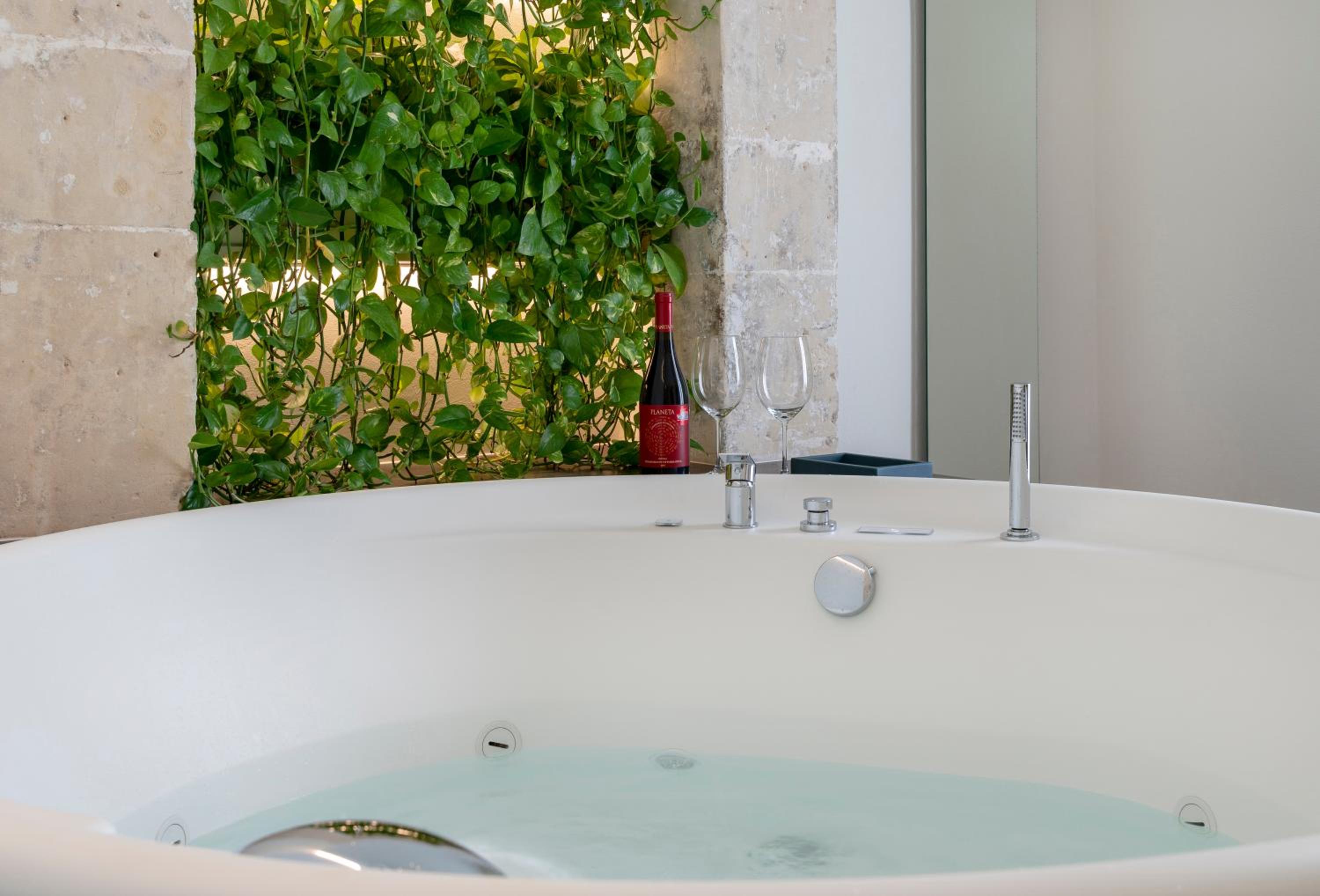 Queen Suite with Spa Bath