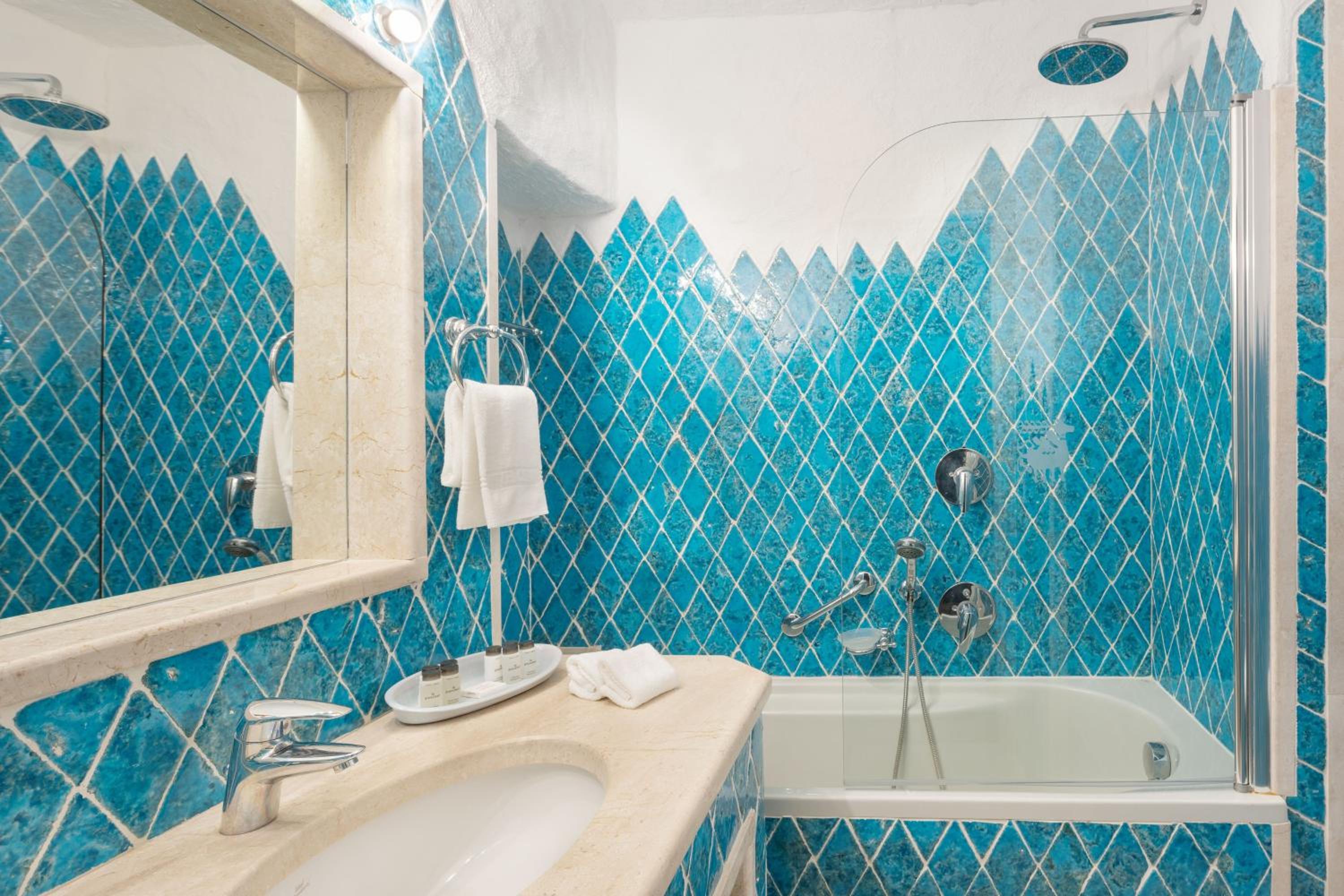 Two-bedroom Deluxe Suite, King size bed, pool or canal view, terrace