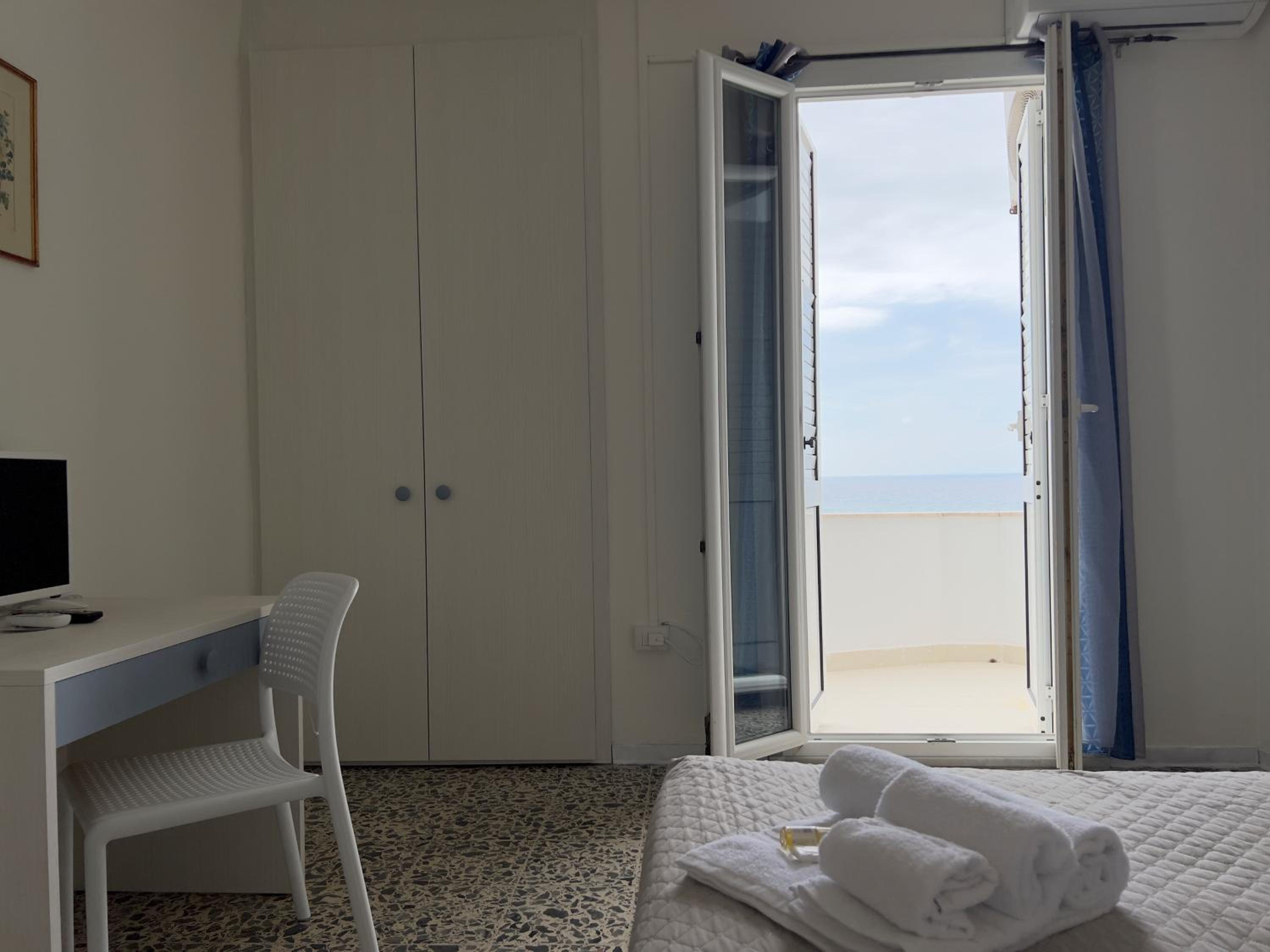 Double or Twin Room with Sea View
