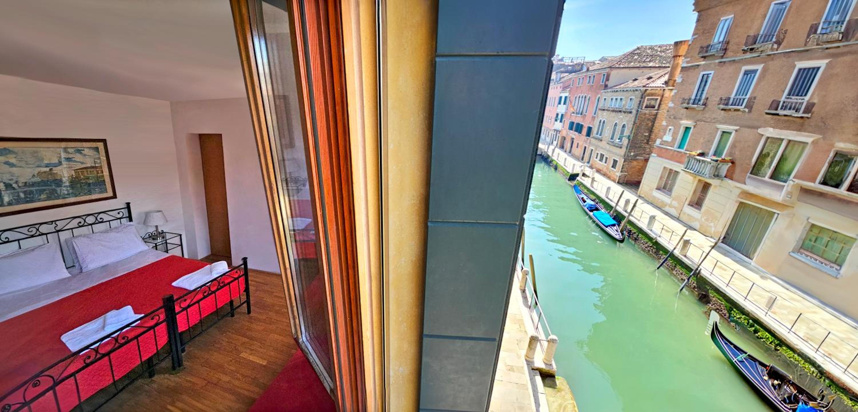 Studio Apartment with Canal View