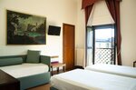 Camera Classic con letto matrimoniale o 2 letti singoli, con divano letto e balconcino в Hotel San Guido