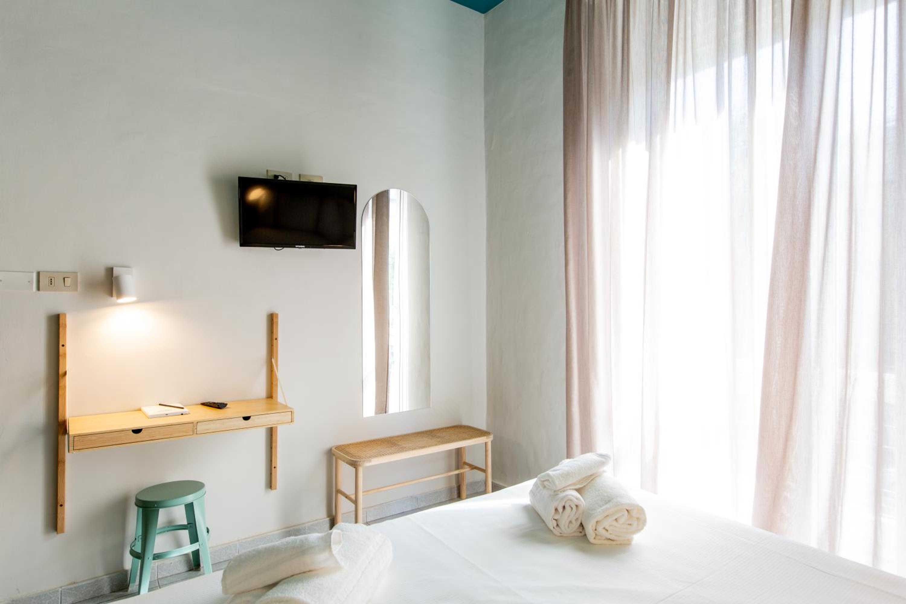 Standard Triple Room With Partial Sea View