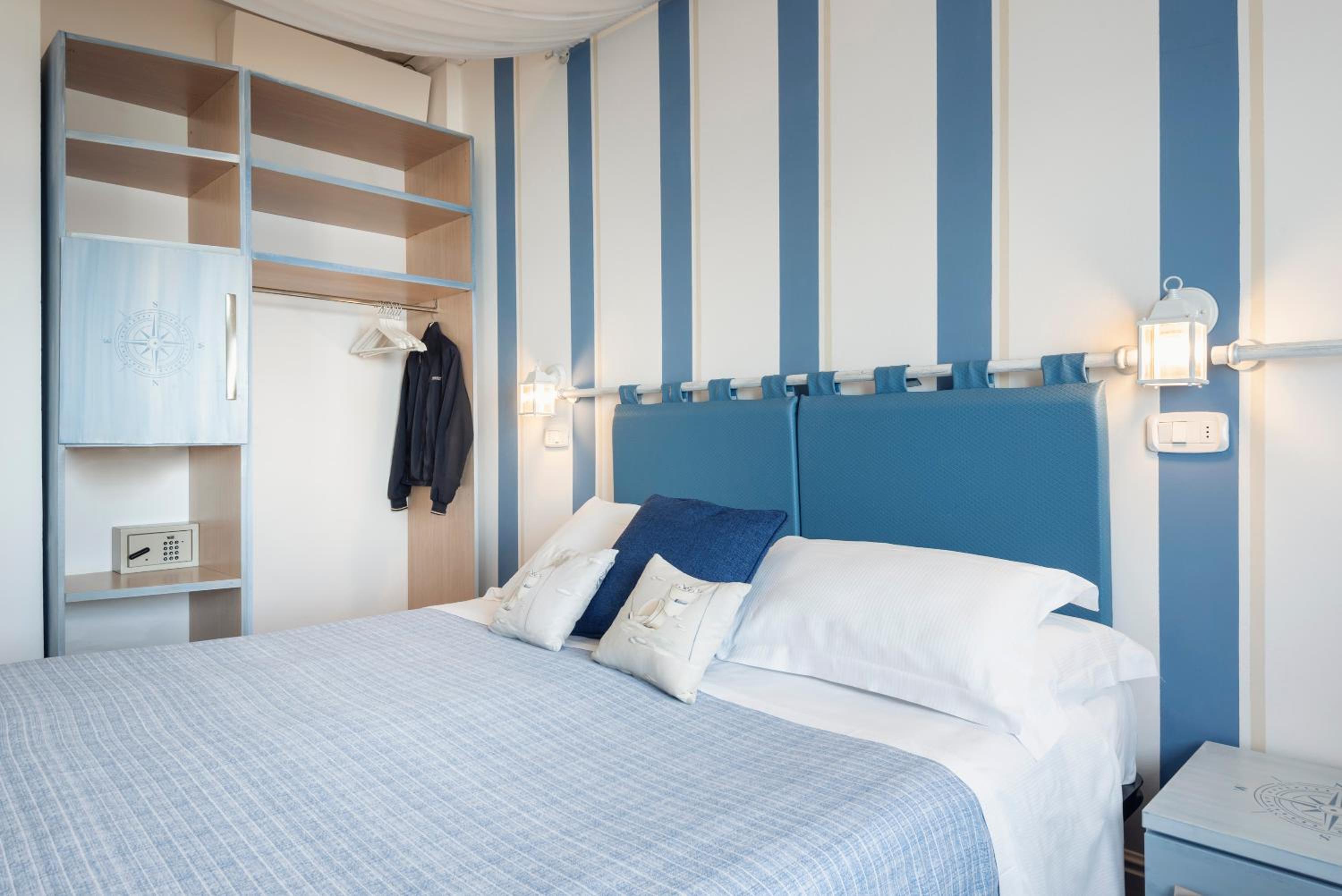 Standard King Room with Sea View