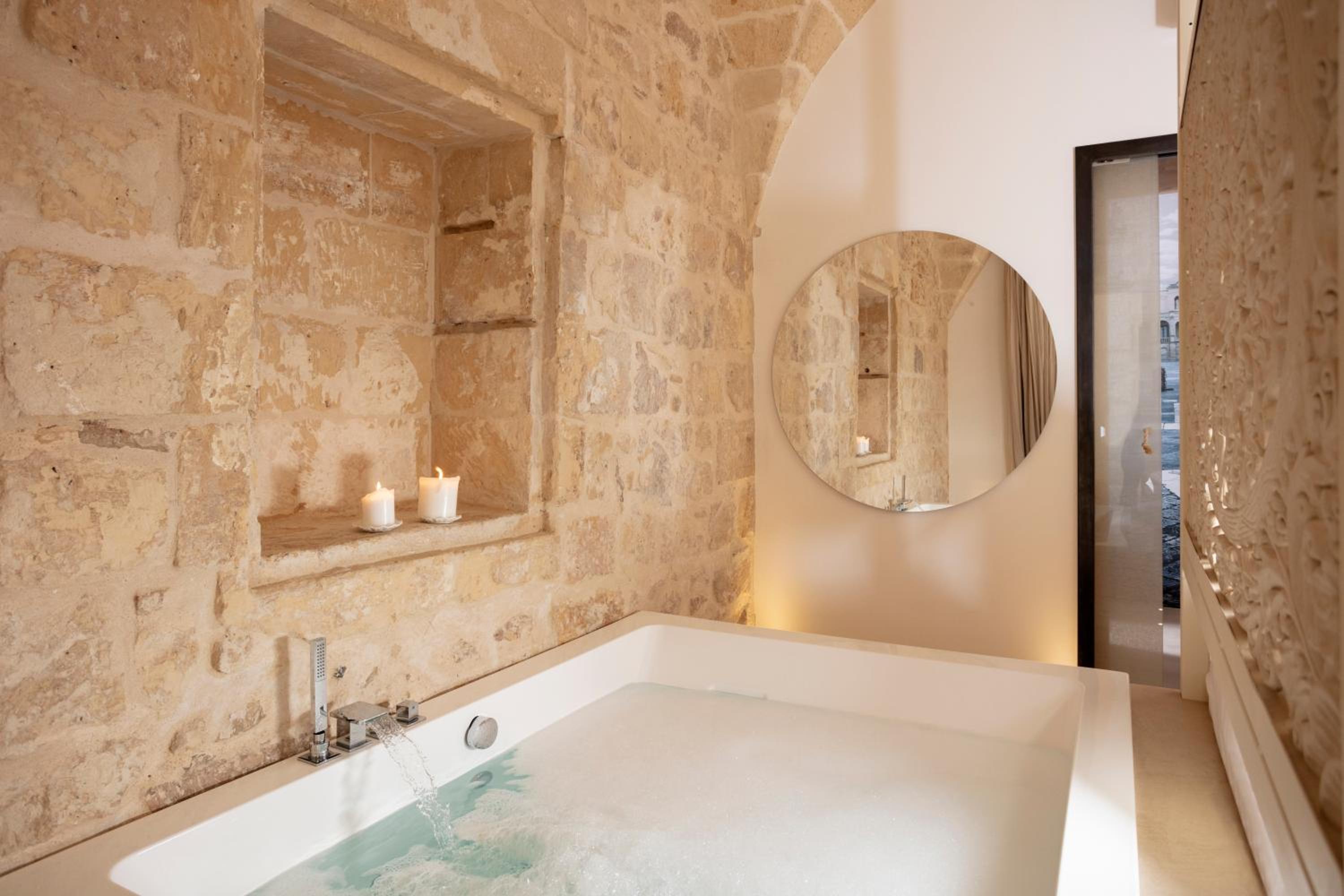 Queen Suite with Spa Bath