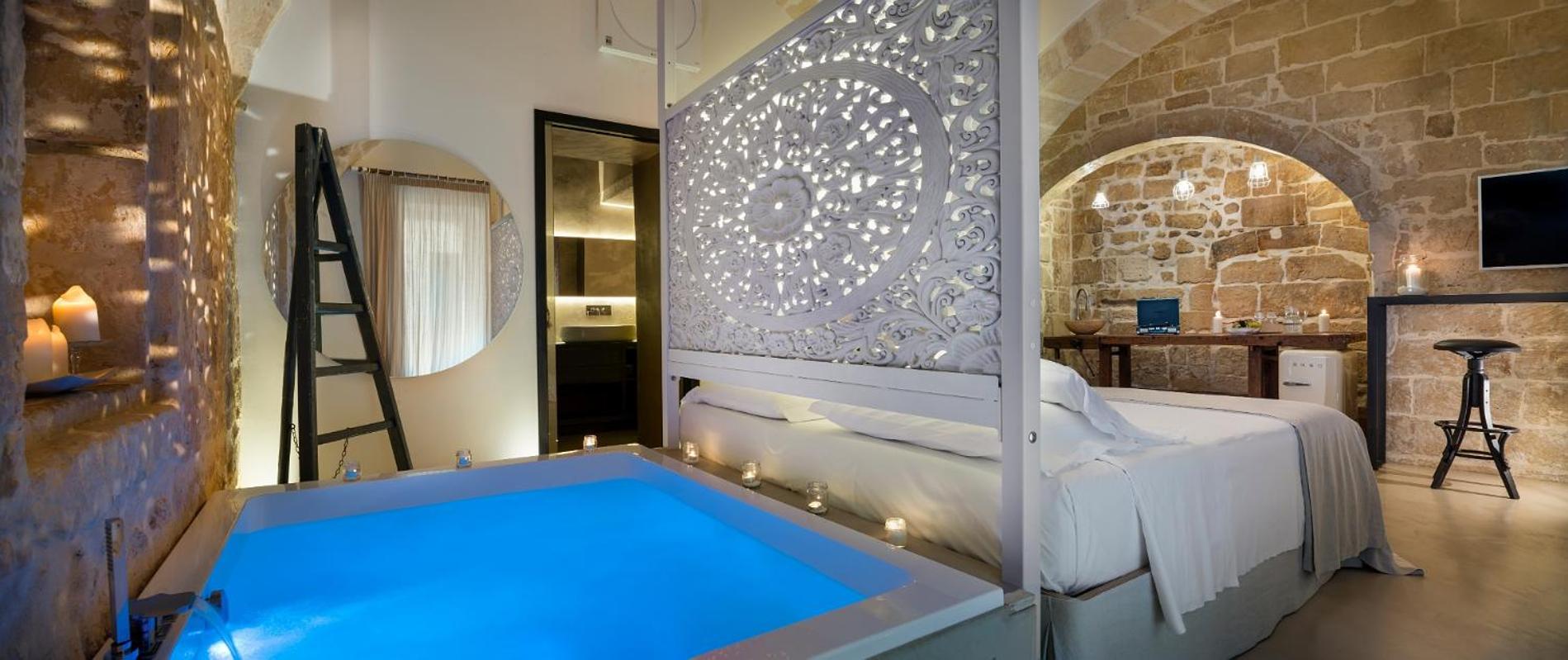 Queen Suite with Spa Bath