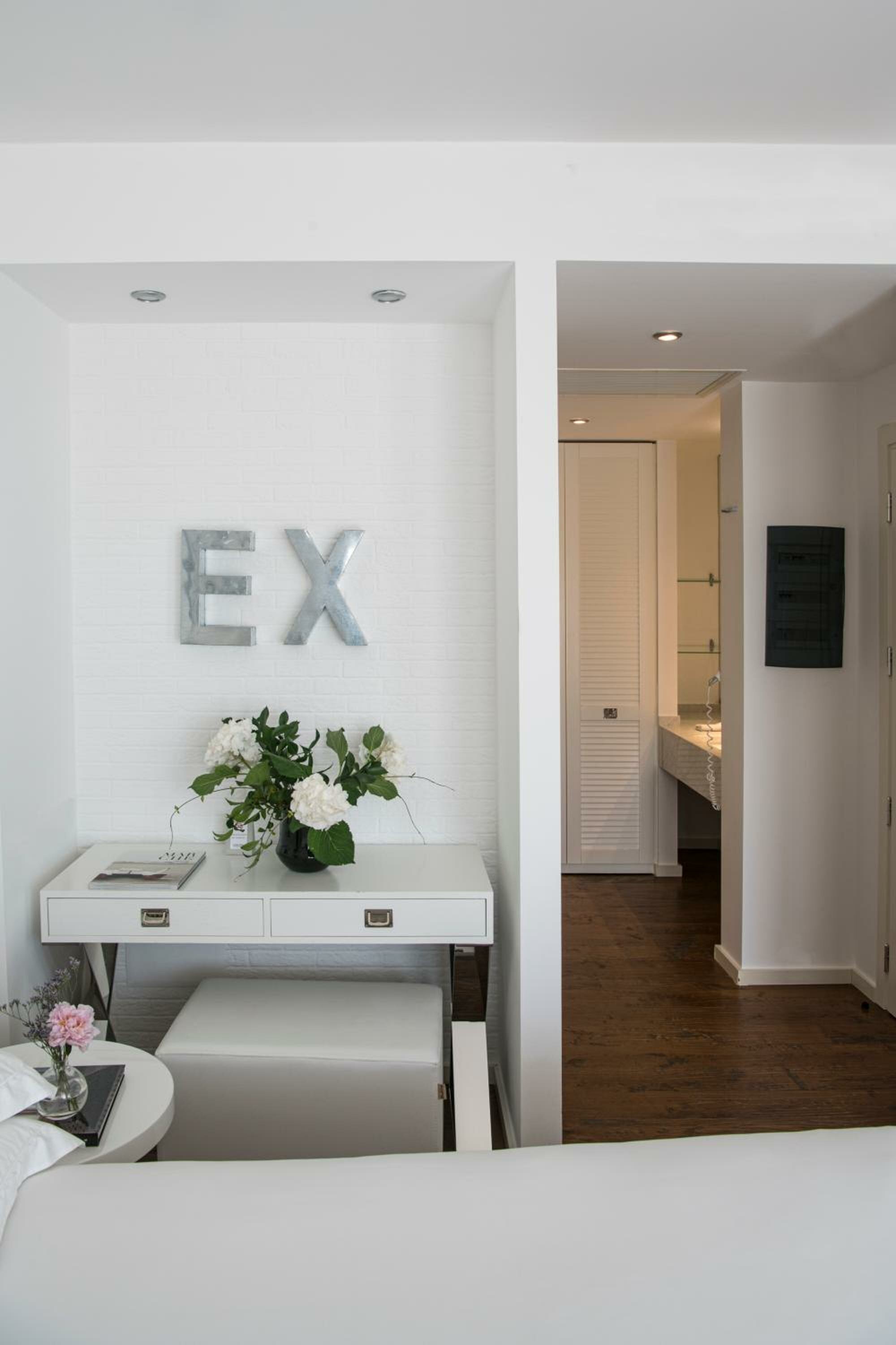 Deluxe Double Room with Side Sea View