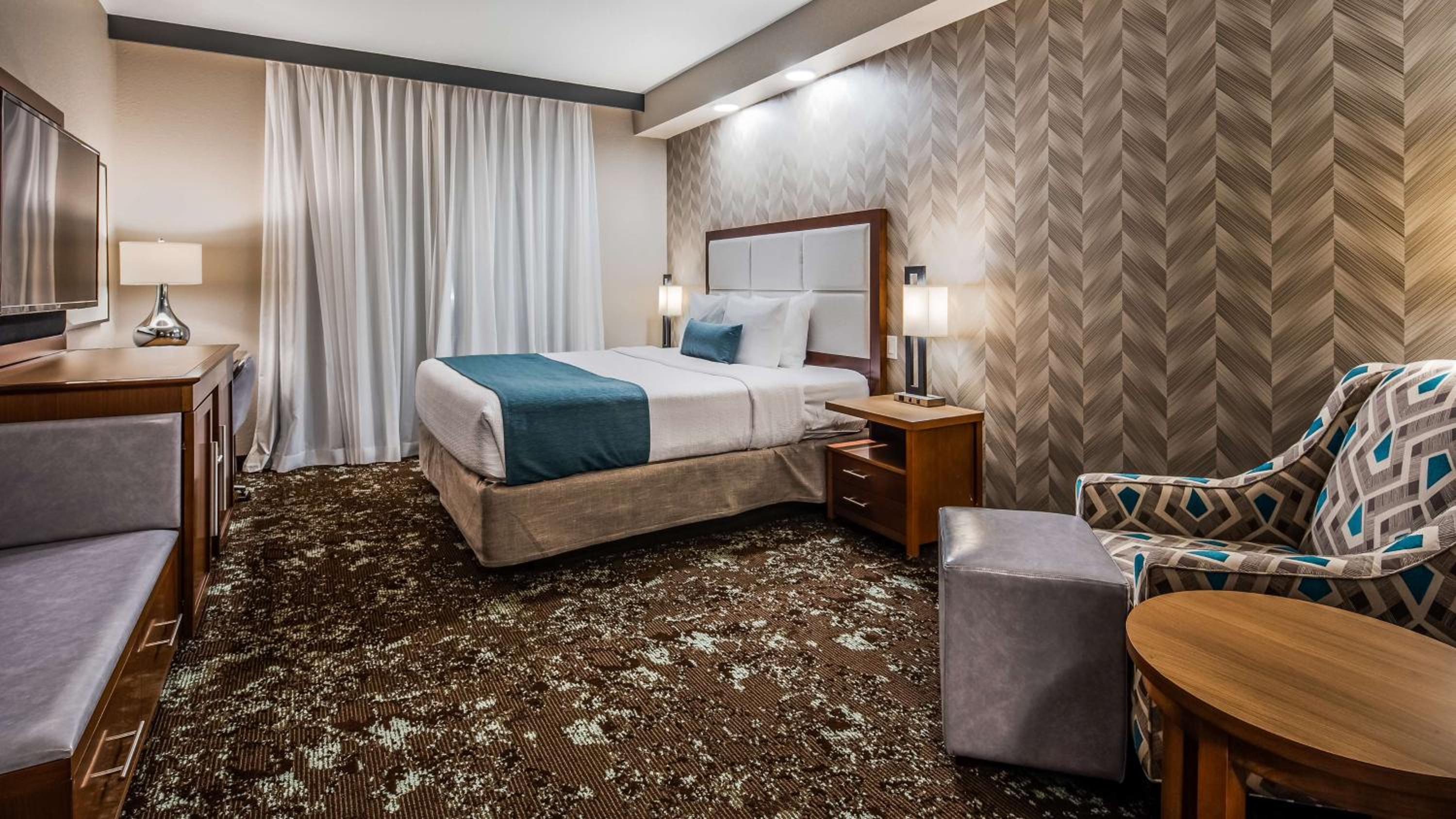 King Room with Roll-in Shower - Disability Access/Non-Smoking