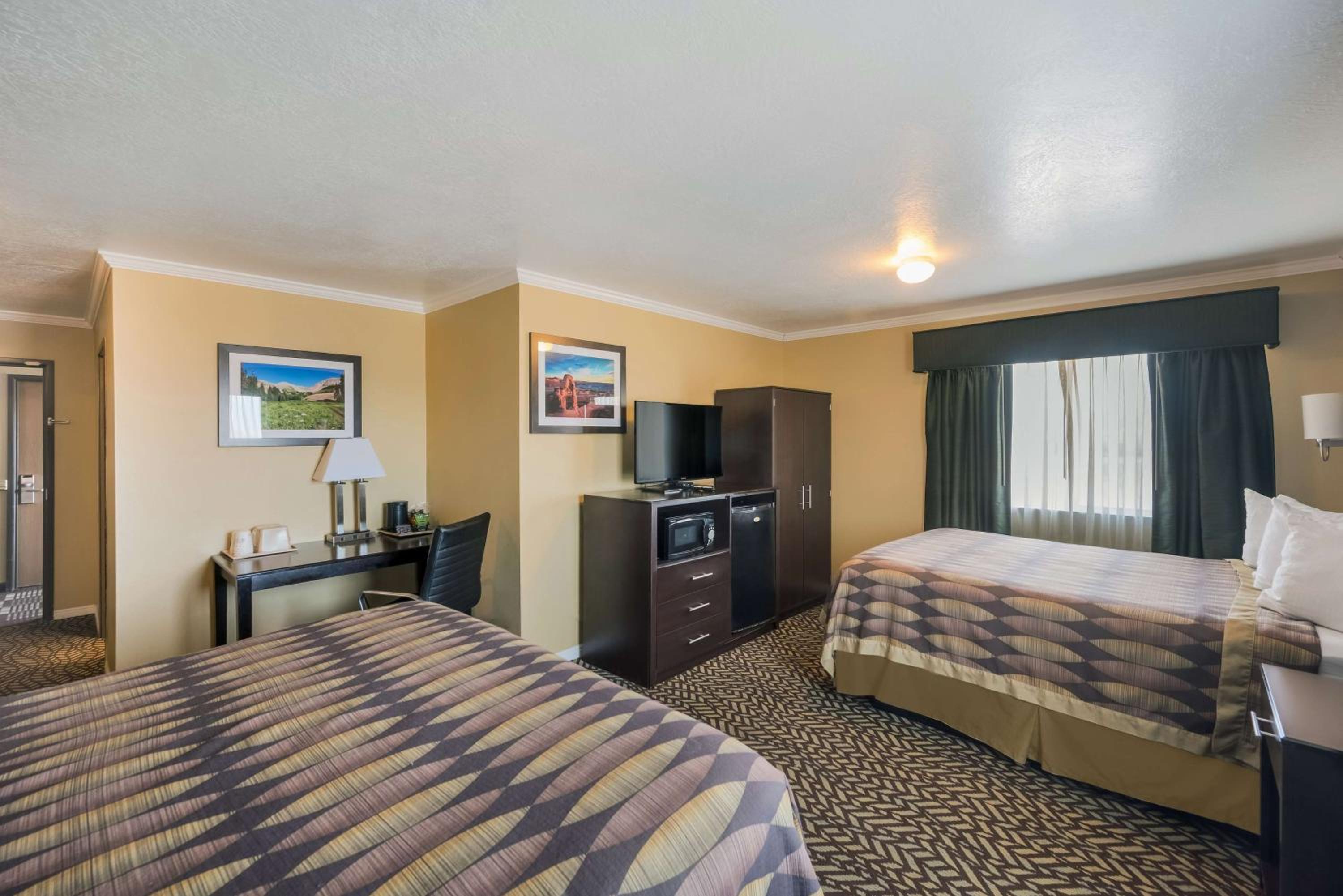 Suite with One King and One Queen Bed - Non-Smoking