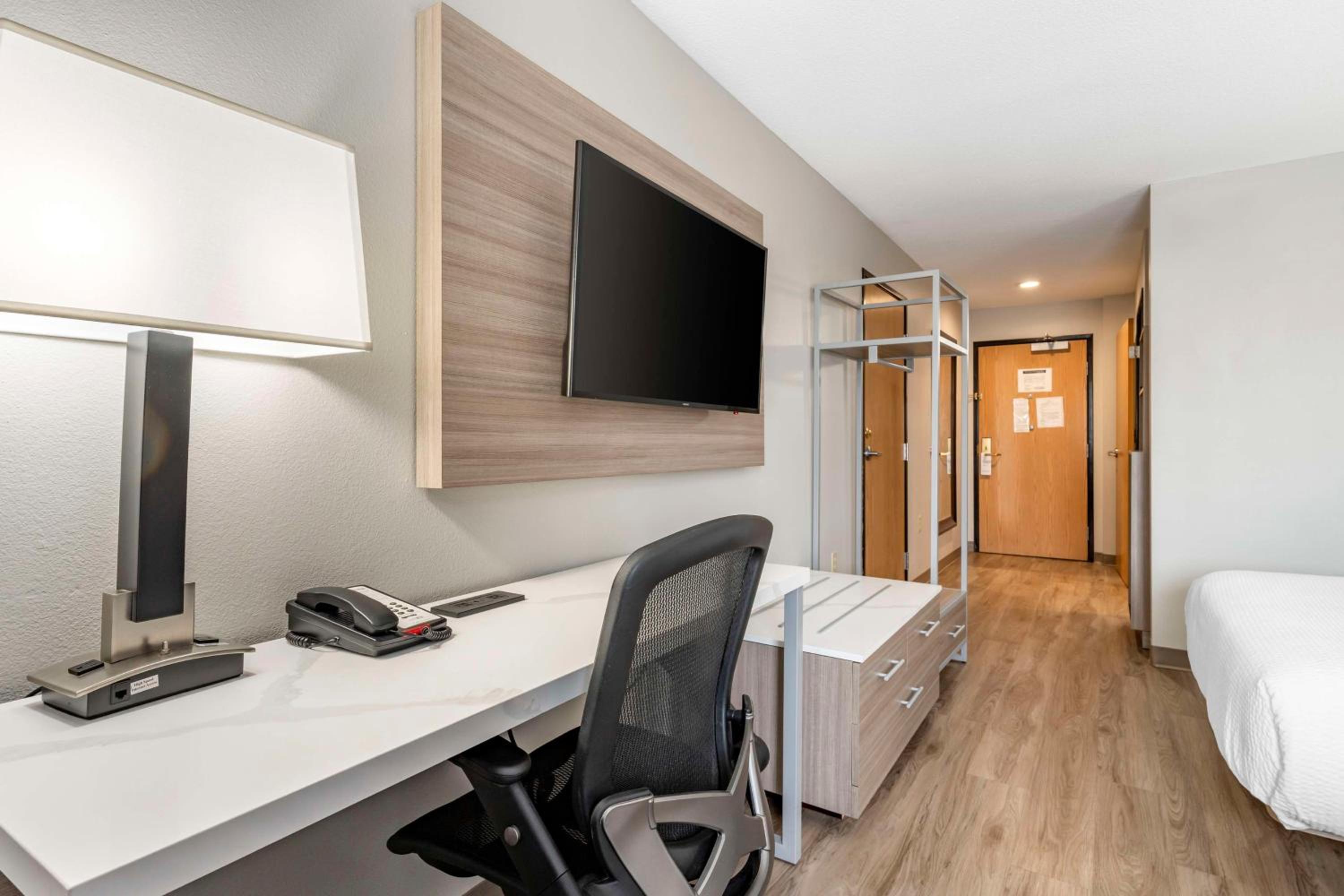 King Room with Bath Tub - Mobility Accessible/Non-Smoking