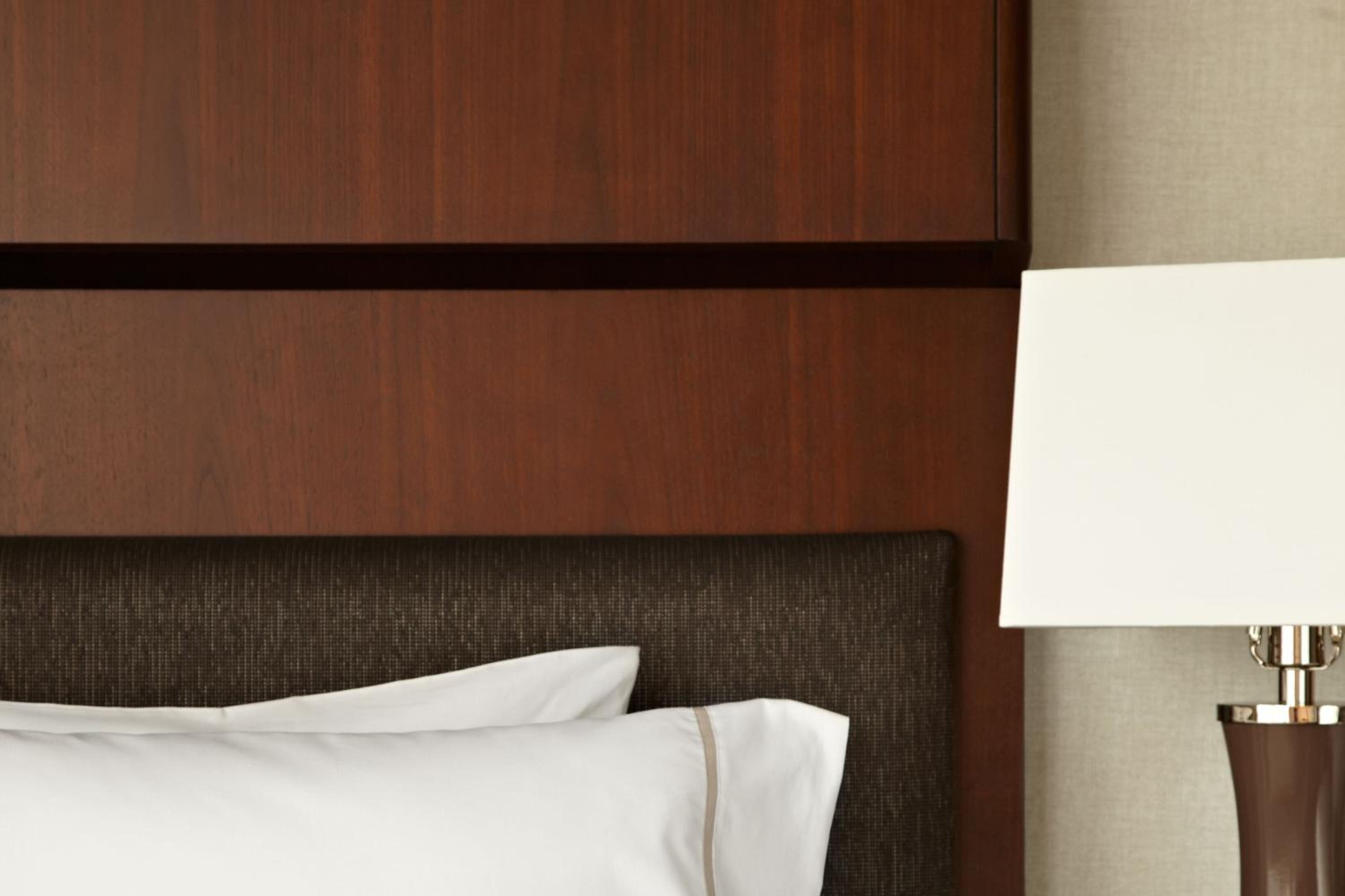 Executive Suite, 1 Bedroom Junior Suite, 1 King, Mid floor