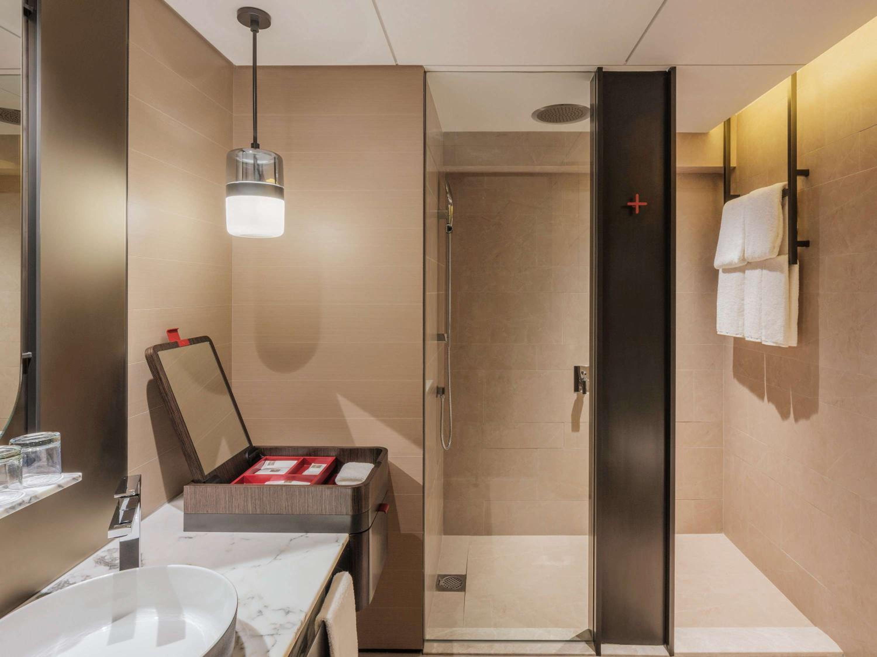 Premier, 1 King, Balcony, City View