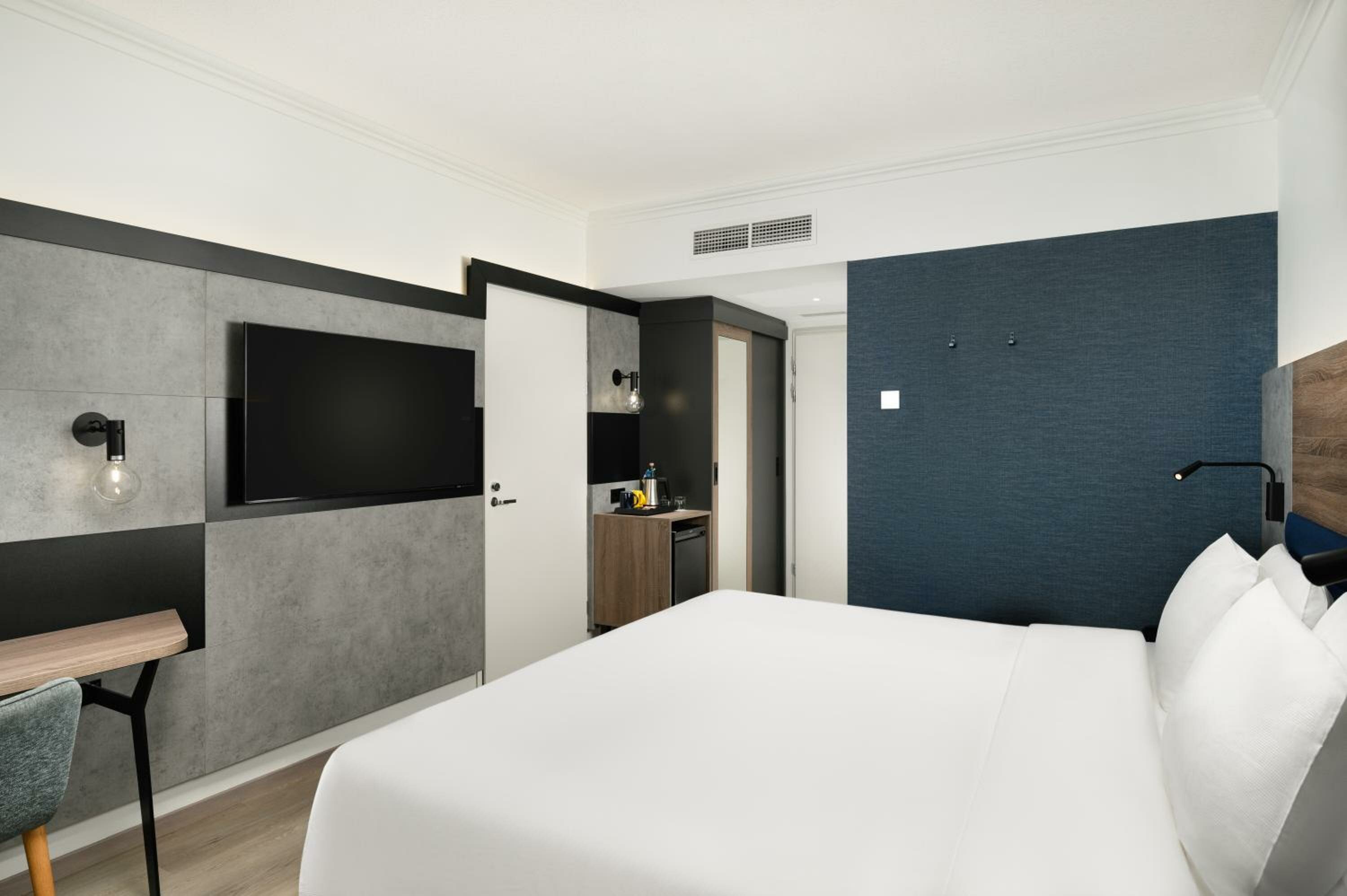 Premium Plus Double room with Balcony and Danube view (newly refurbished)