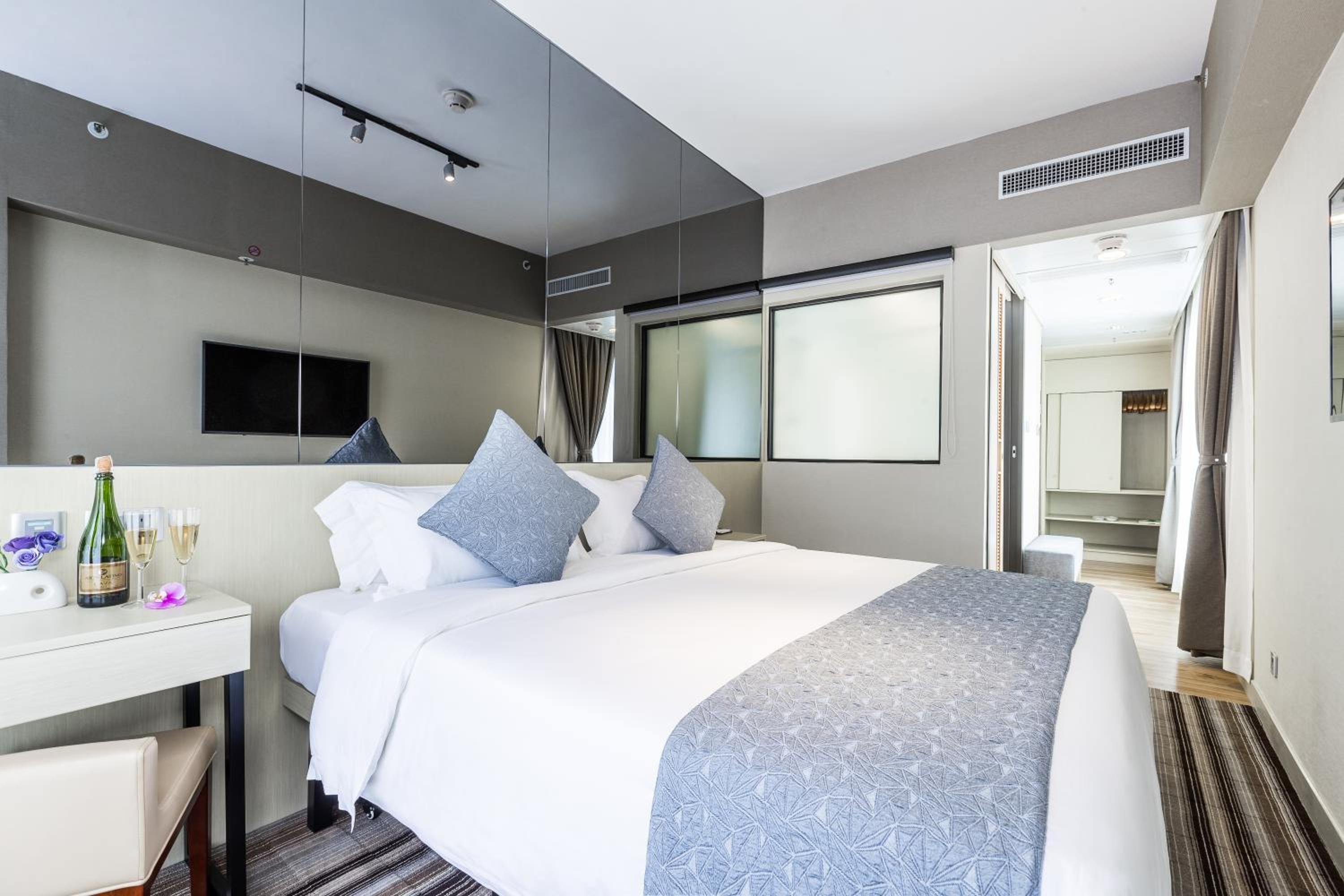 Superior Corner Room