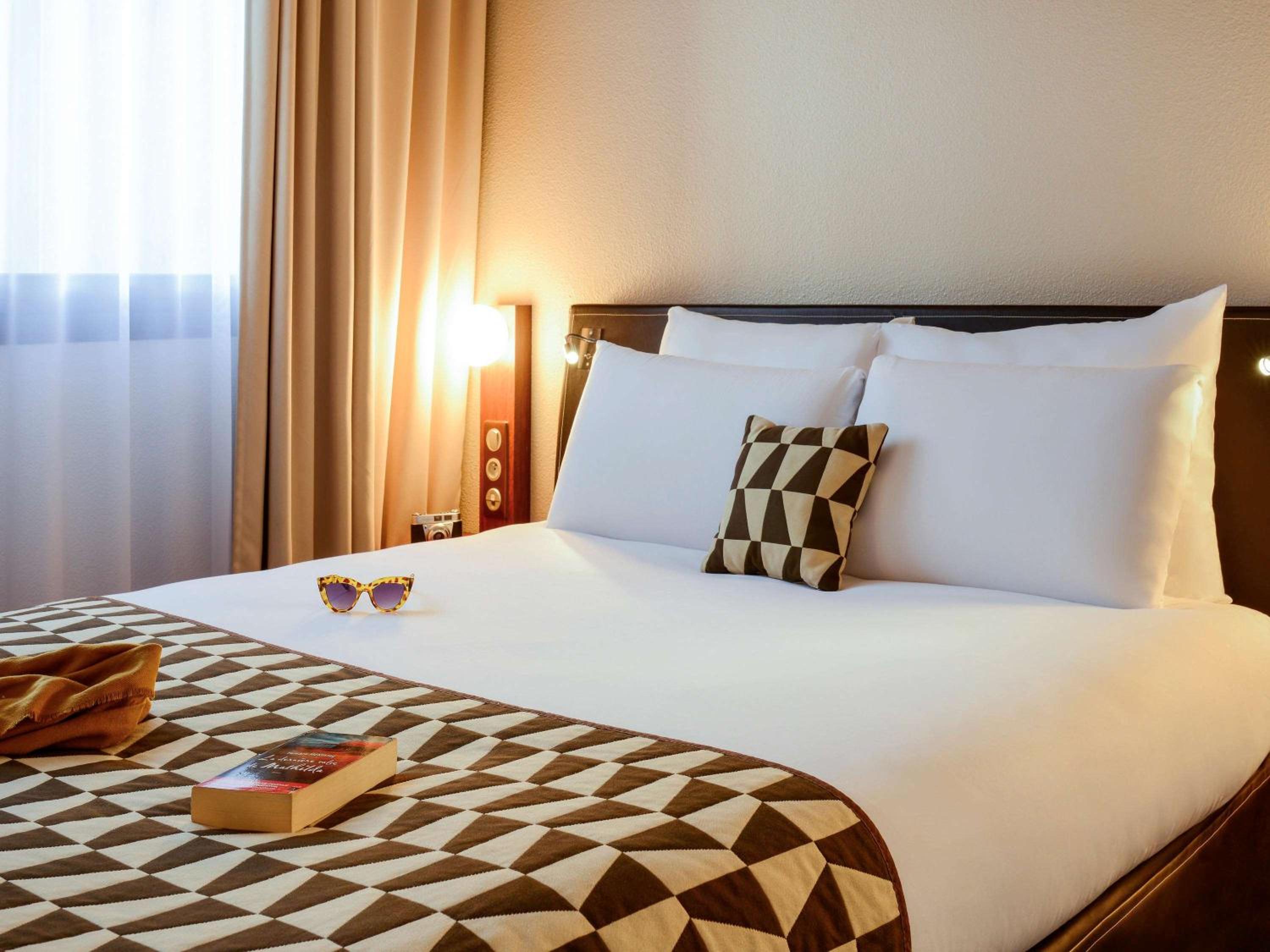 Accessible Room with 1 Queen Bed