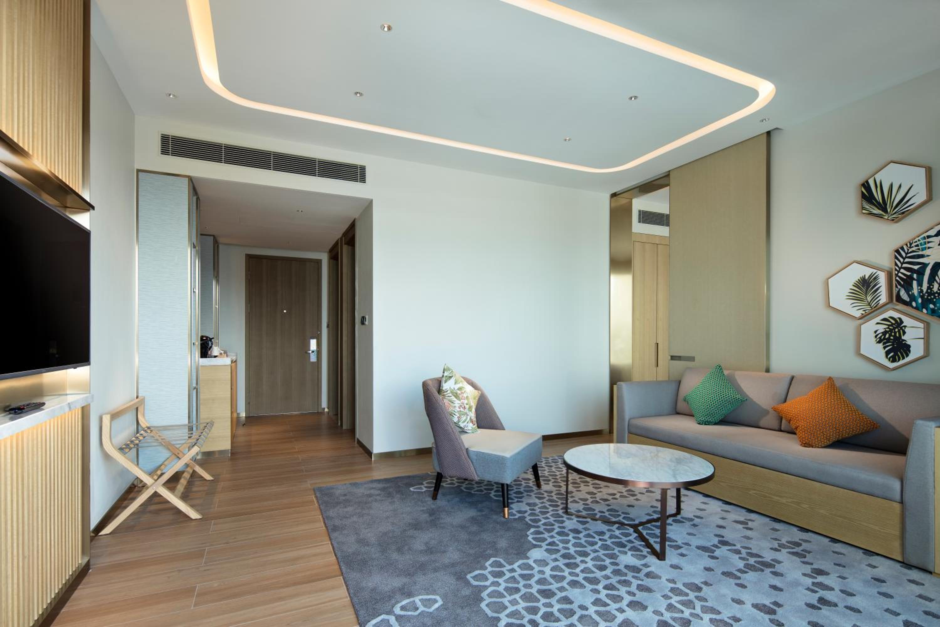 One-Bedroom King Suite with Sea View and Balcony