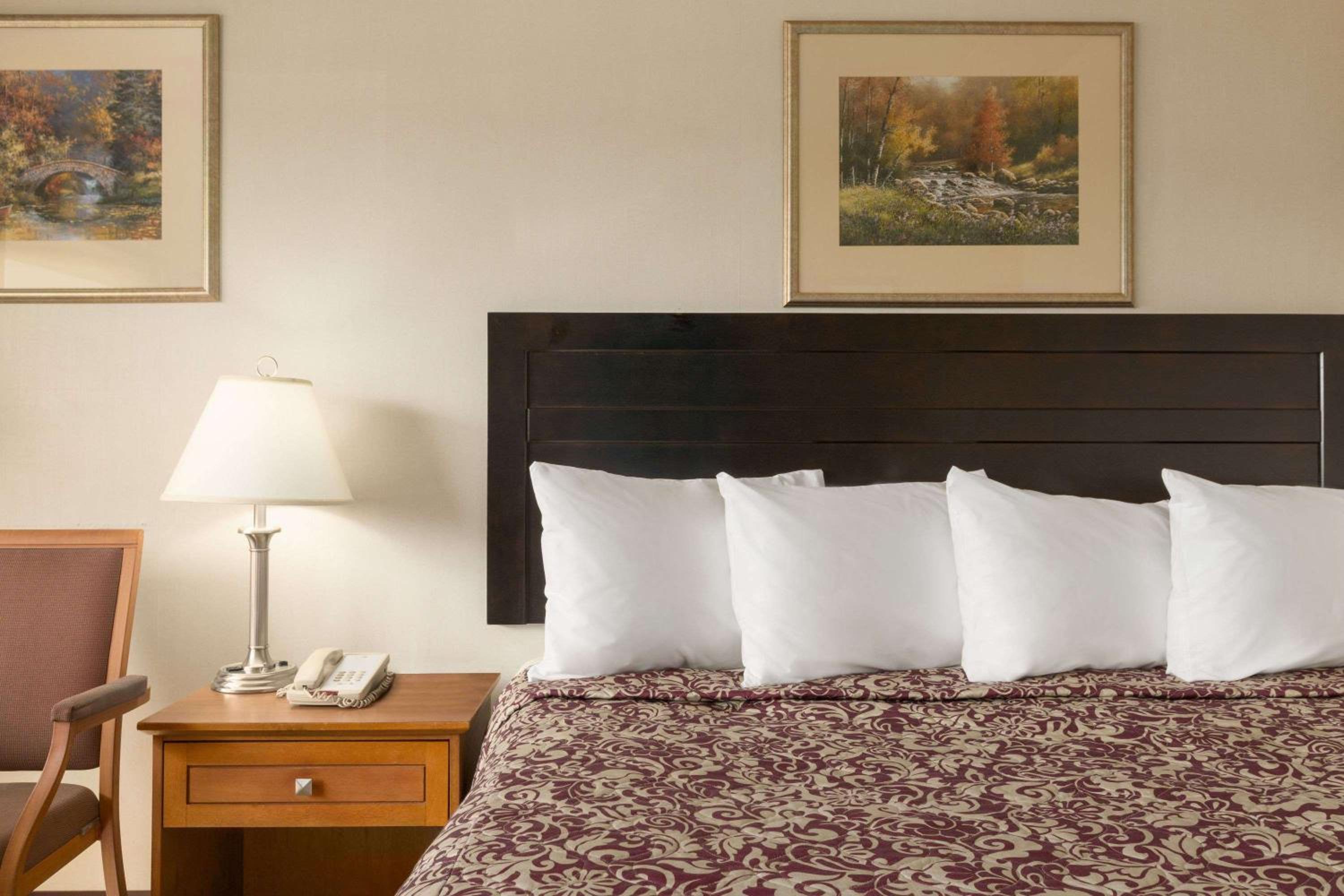 Queen Room - Non-Smoking