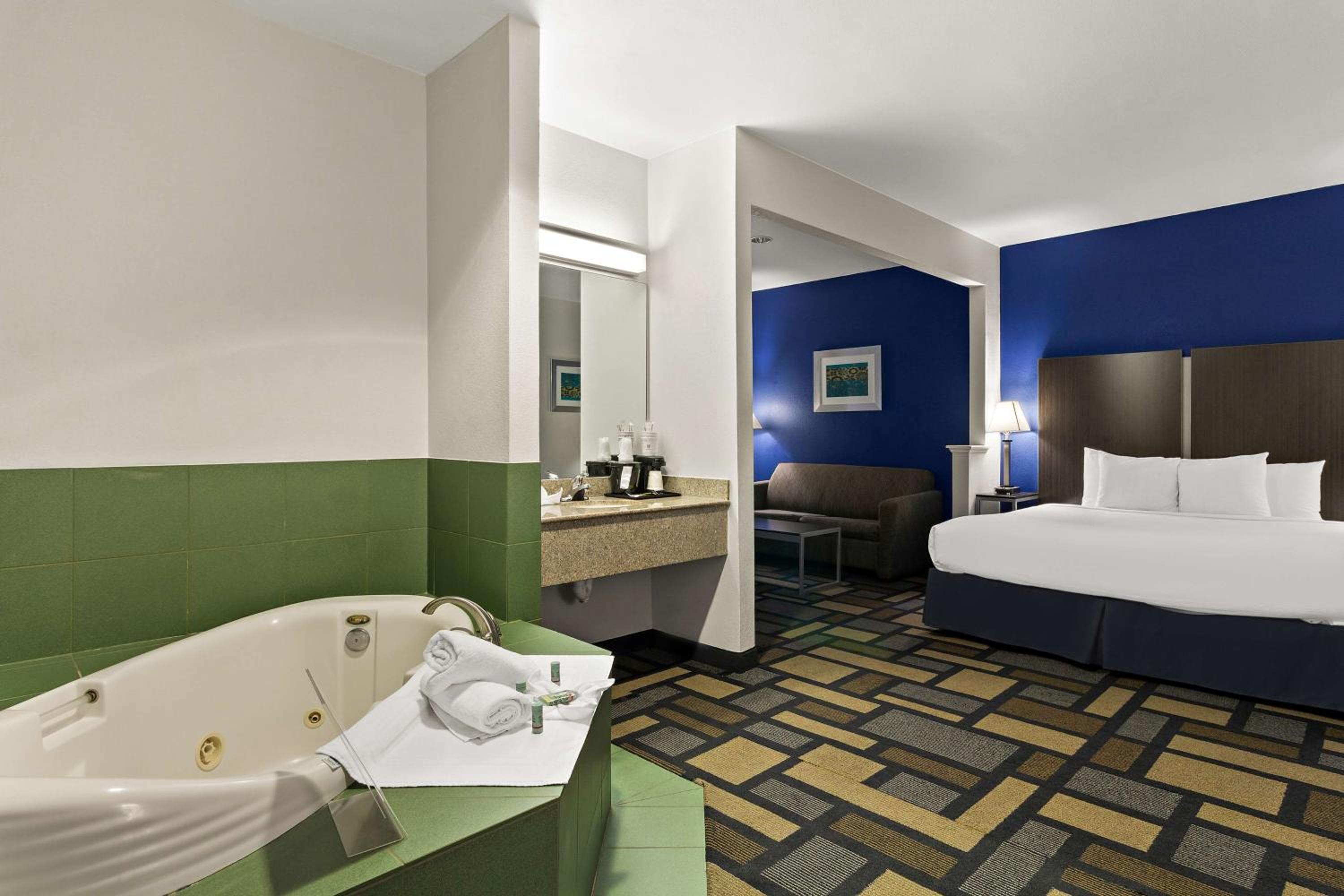 King Suite with Sofa Bed and Hot Tub