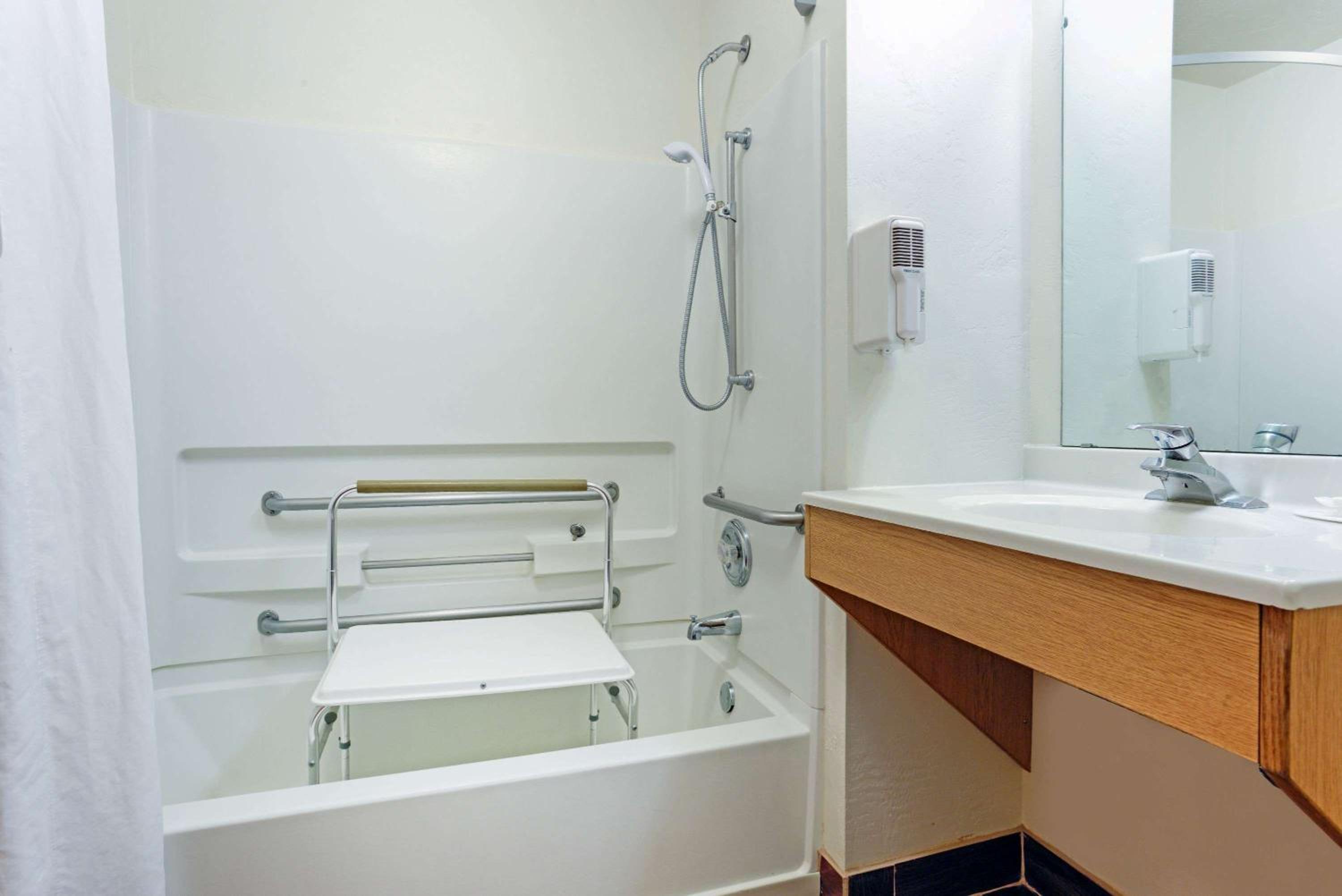 Queen Room - Disability Access - Non-Smoking