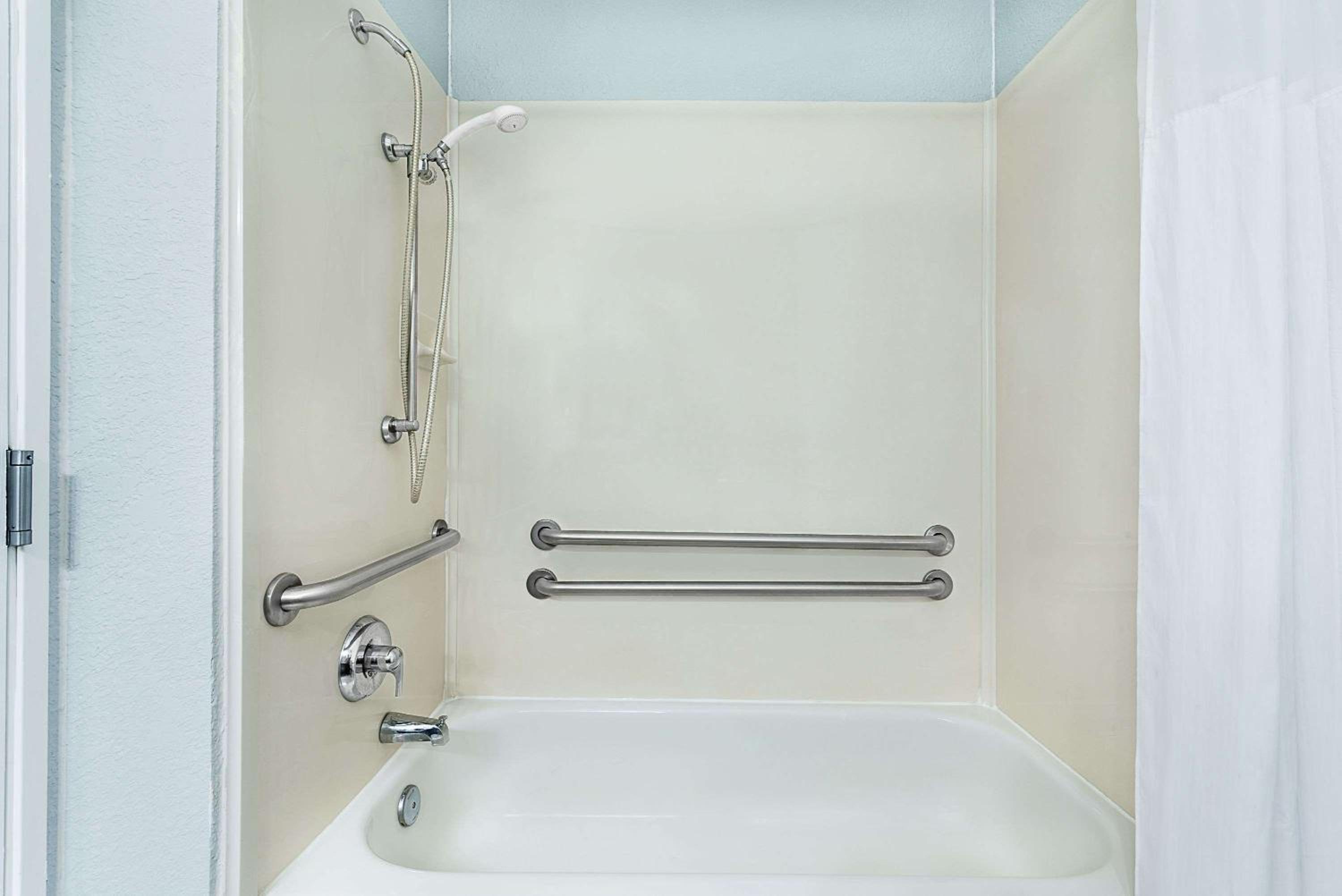 2 QN Beds,One Bedroom,Mobility/Hearing Access Suite,Tub w/ Grab Bars,No Smoking