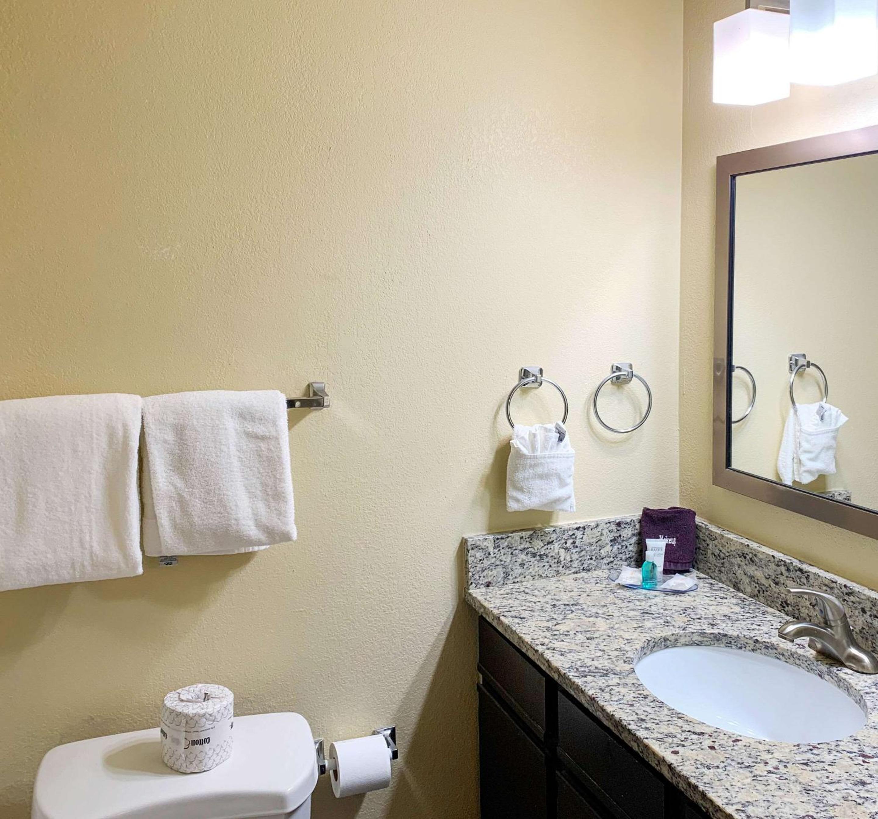 Queen Suite - Non-Smoking