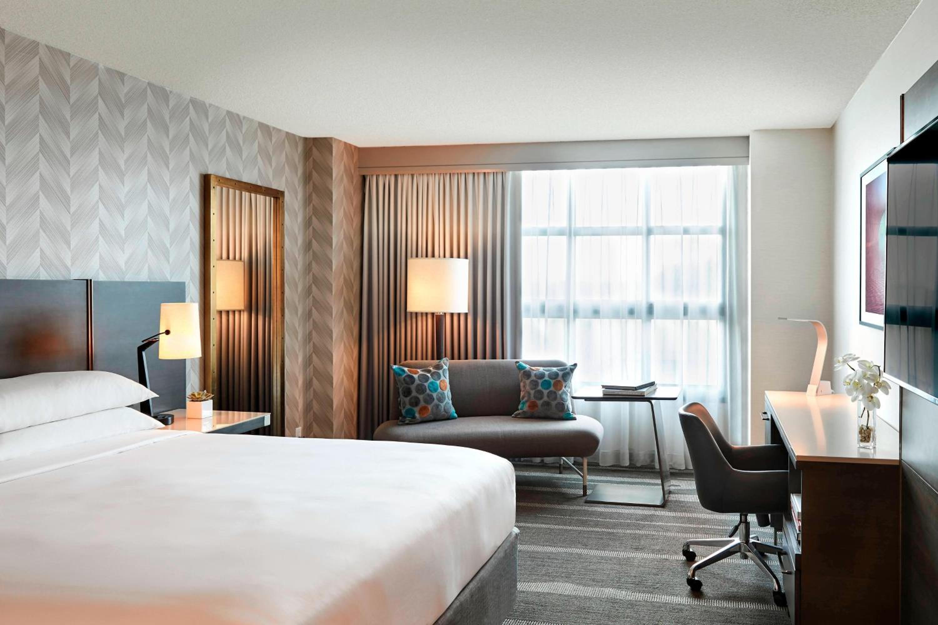 Club Level, Club lounge access, Guest room, 1 King