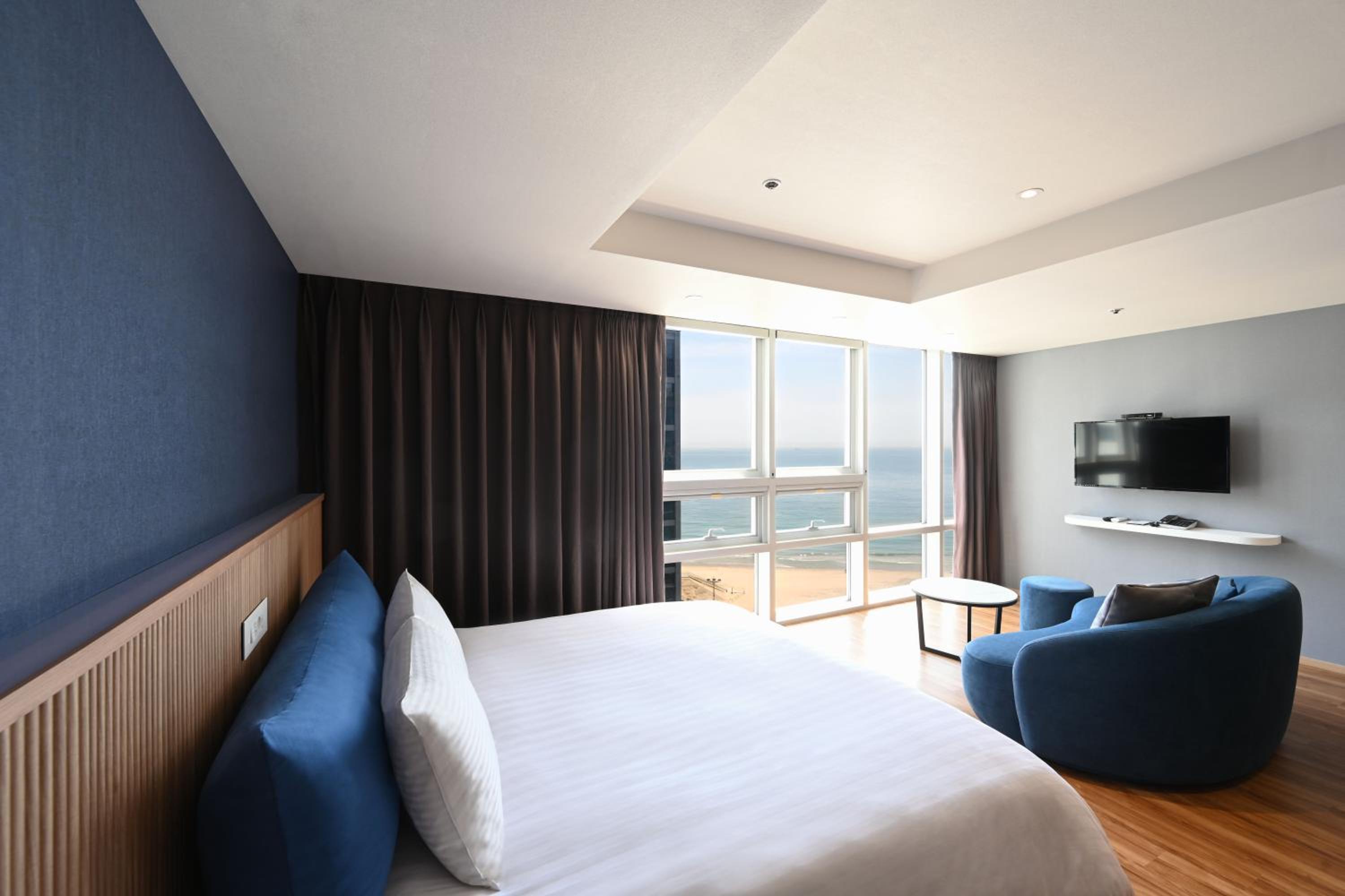 Special Offer - Executive Suite With Half Ocean View (Included Swimming Pool Access For 2)