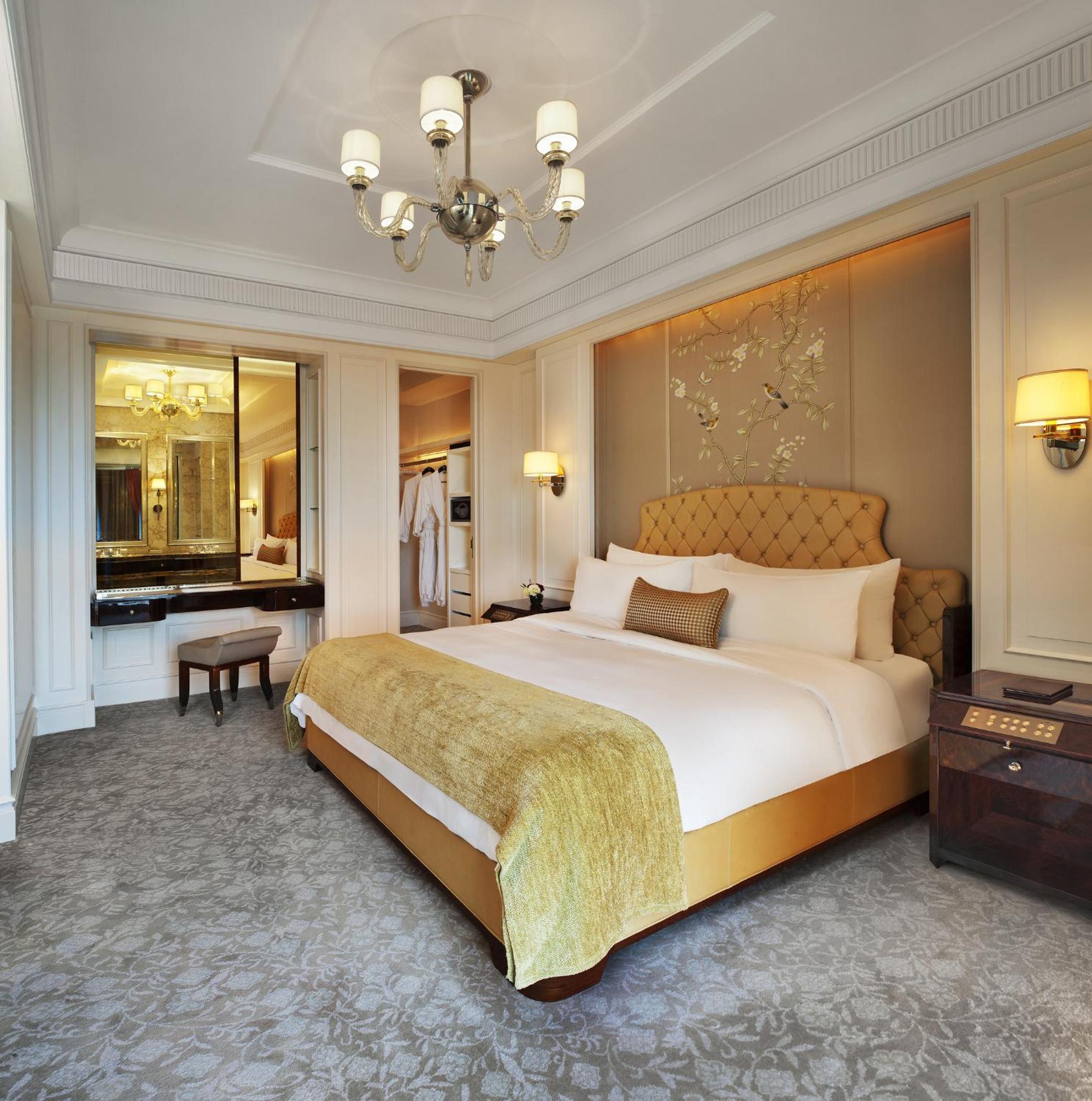St. Regis, Suite, 1 King Bed, Botanical Garden View