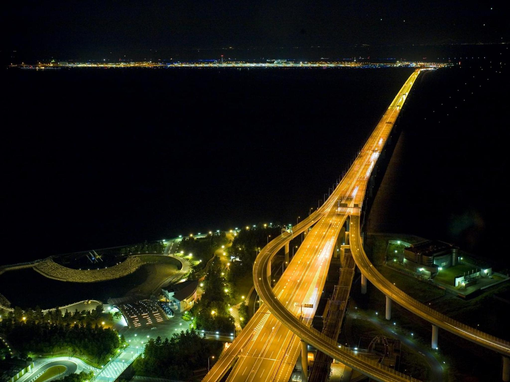 Corner Double Room with Airport View - Non-Smoking