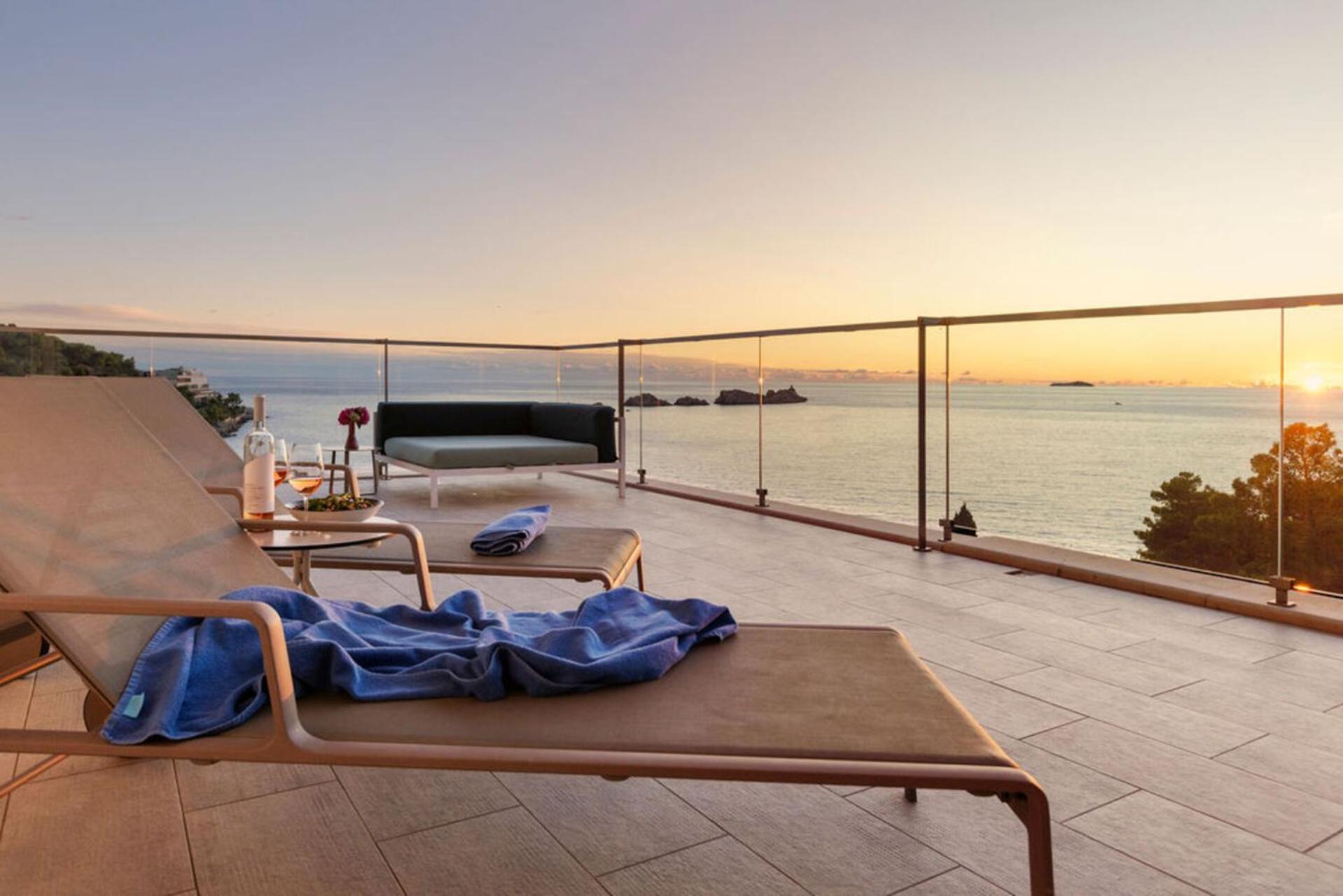 Deluxe Suite with Terrace and Sea View