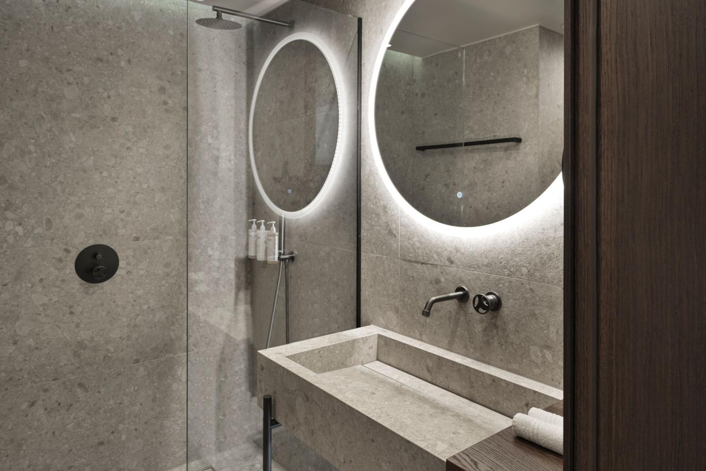 Deluxe King Room with Sofa Bed and City or Urban View