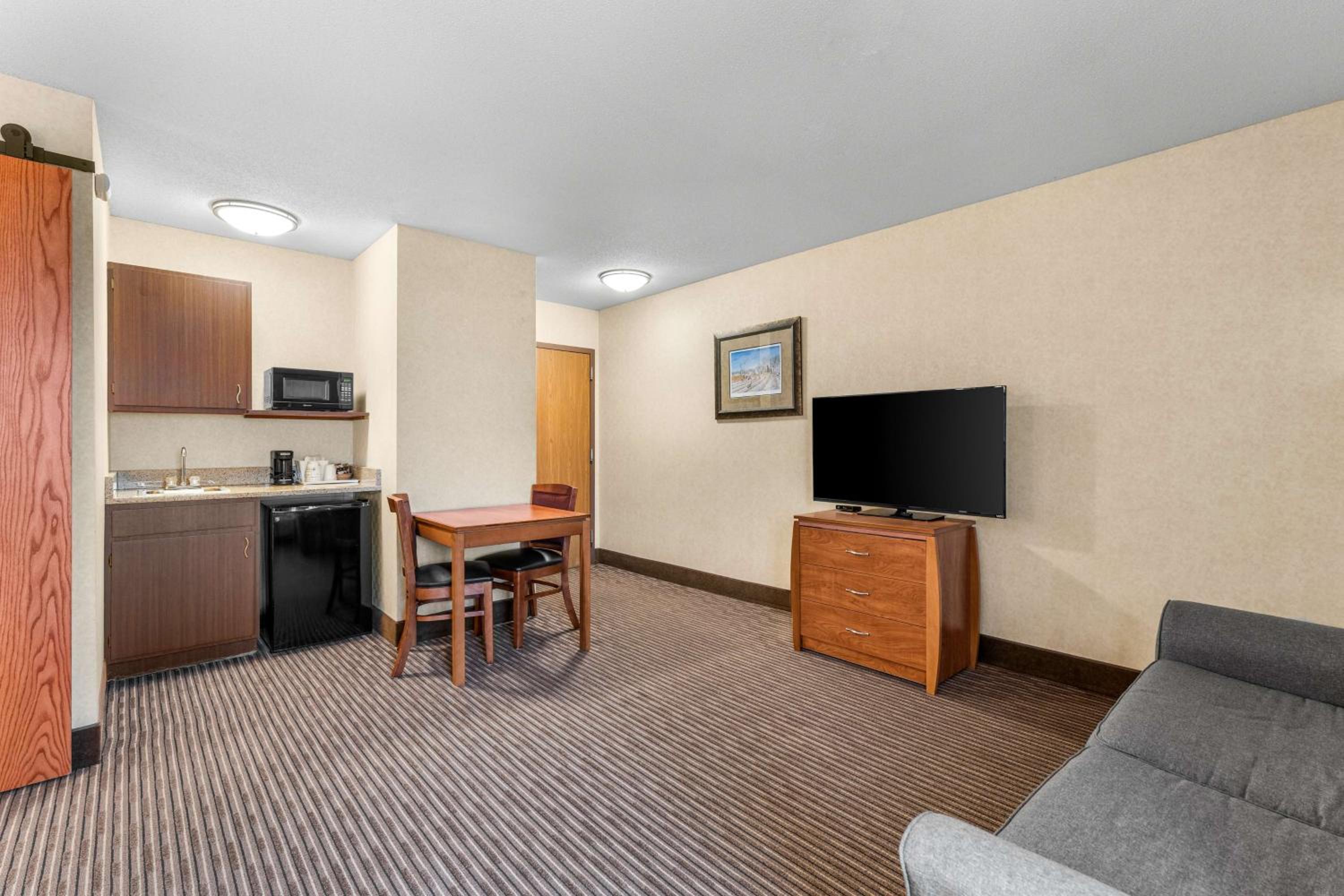 Queen Suite with Sofa Bed and Kitchenette - Non-Smoking