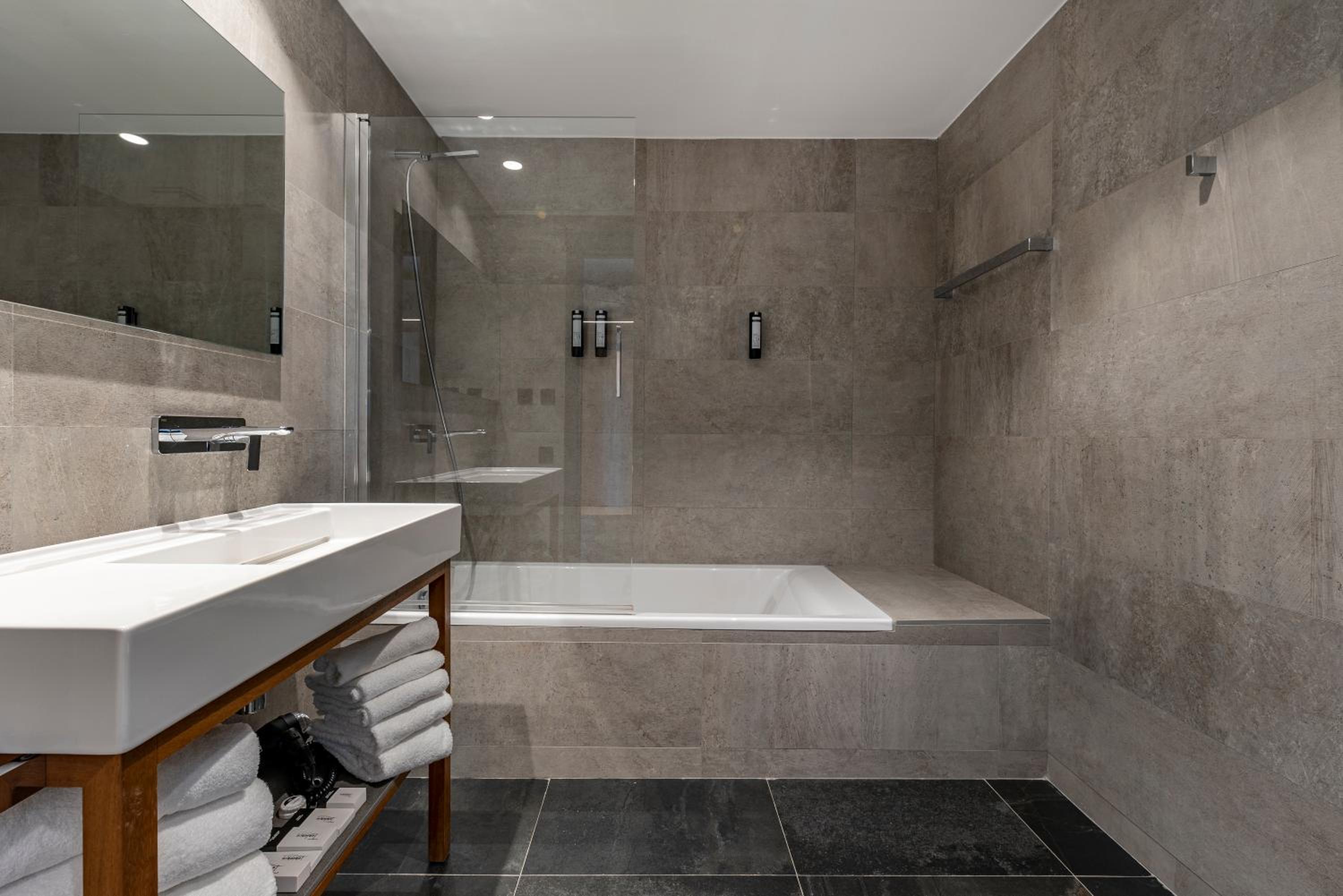  Family Room with City view and balcony