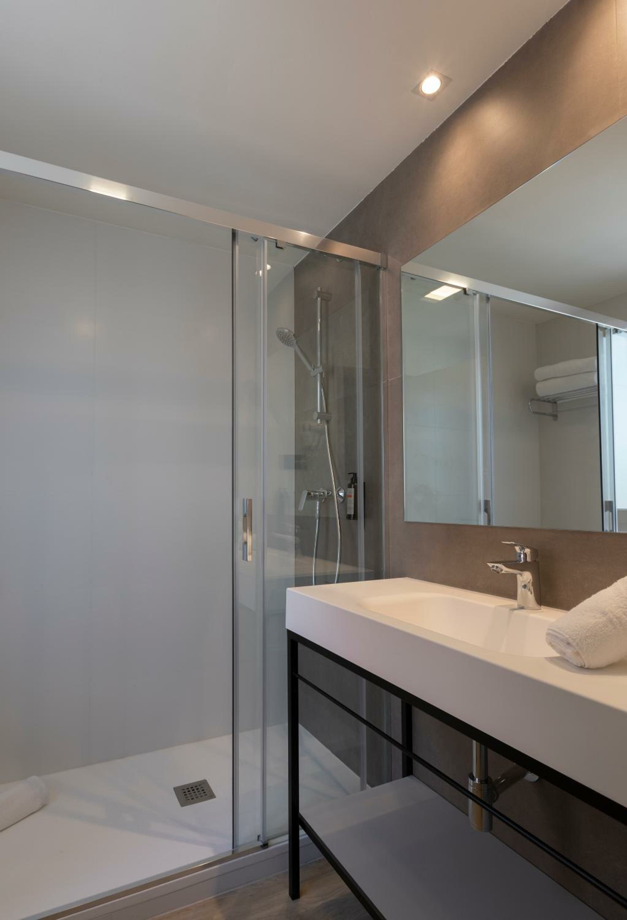 Family Room (2 Adults + 2 Children)