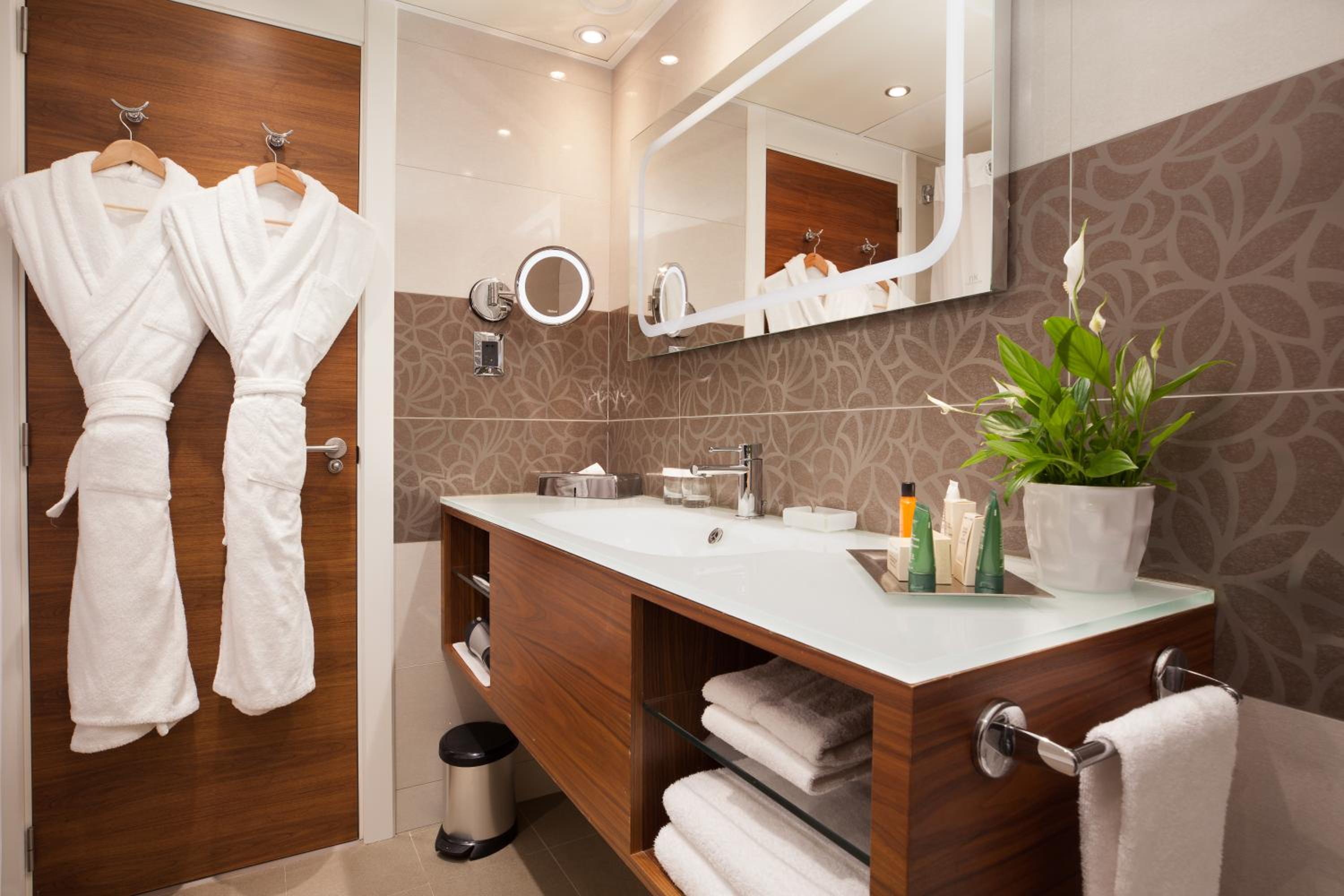 One-Bedroom Executive King Suite with Lounge Access