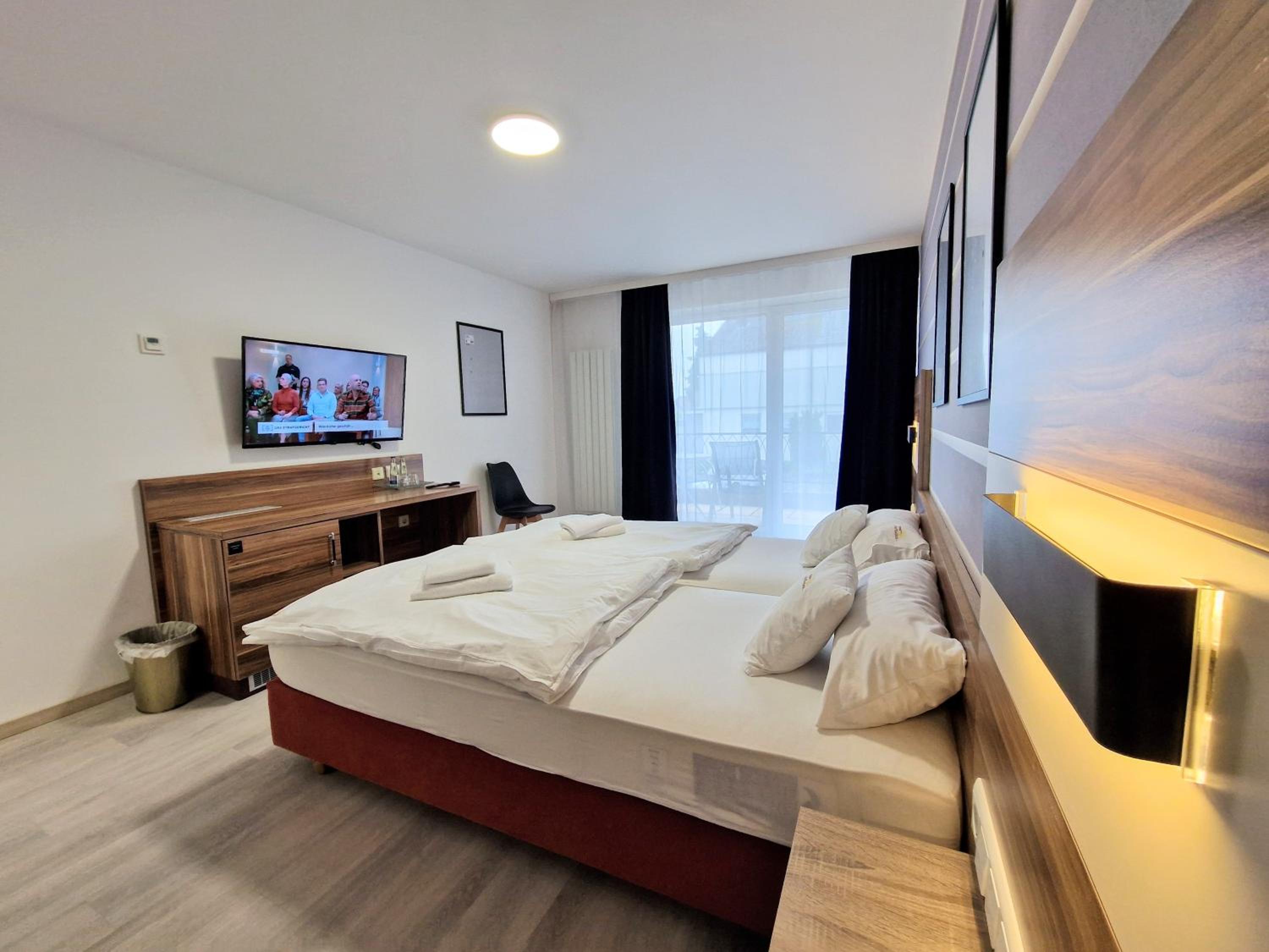 Deluxe Double Room (2 Adults + 1 Child)