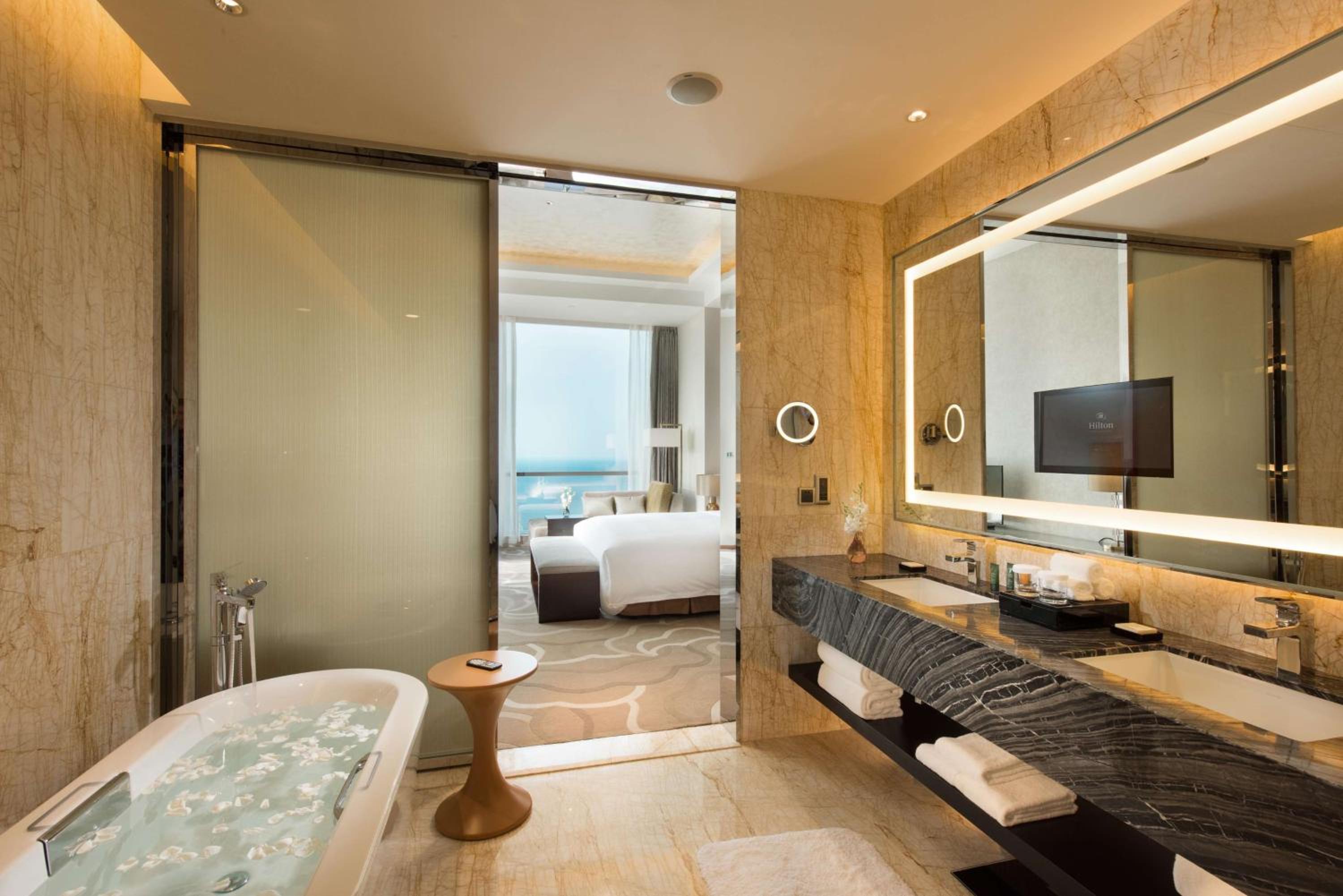 Deluxe King Suite with Sea View